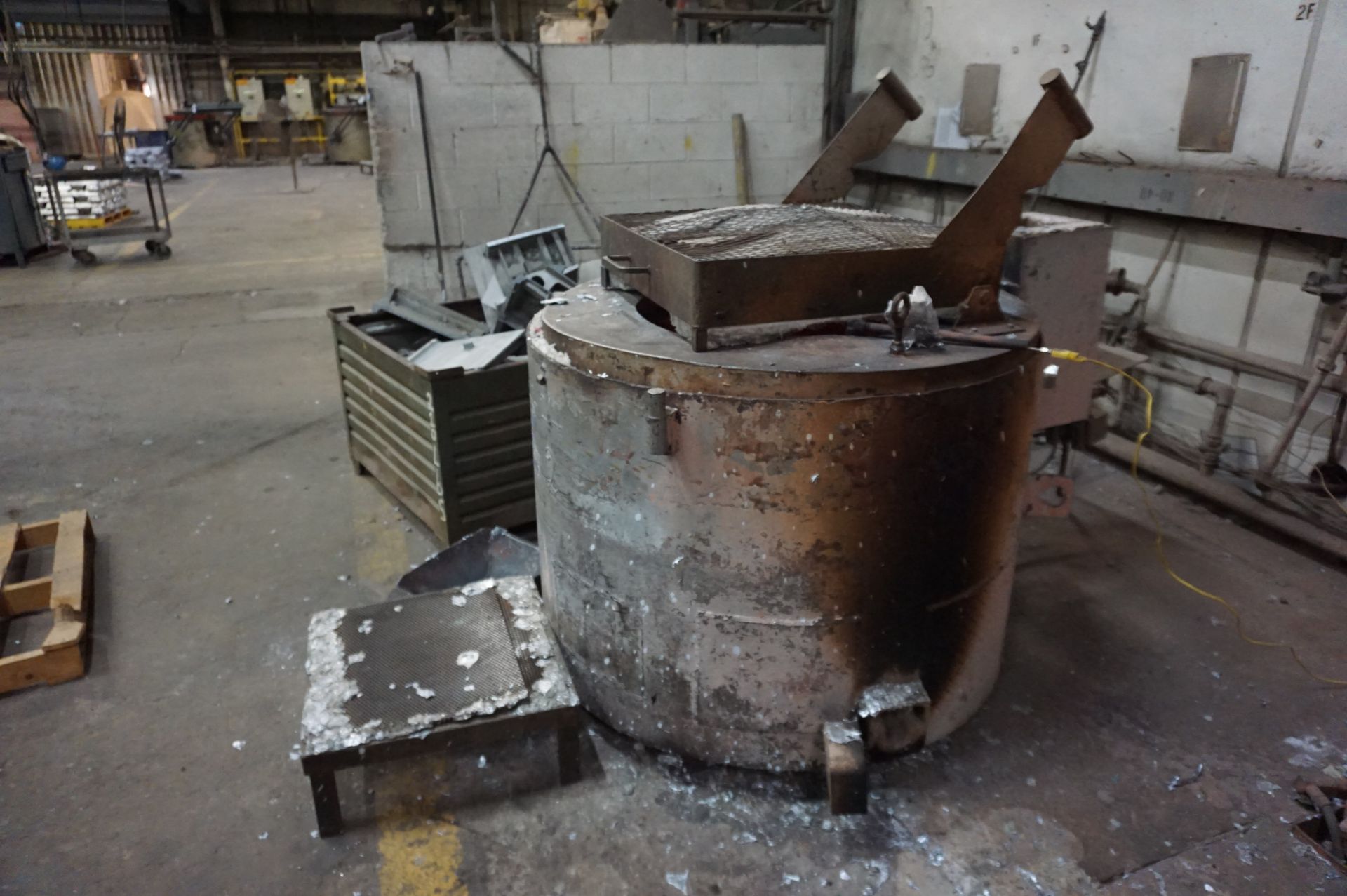 STATIONARY GAS FIRED FURNACE WITH BLOWERS, 900 LB, ALUMINUM MELTING *STILL IN USE AT TIME OF CATALOG - Image 2 of 3