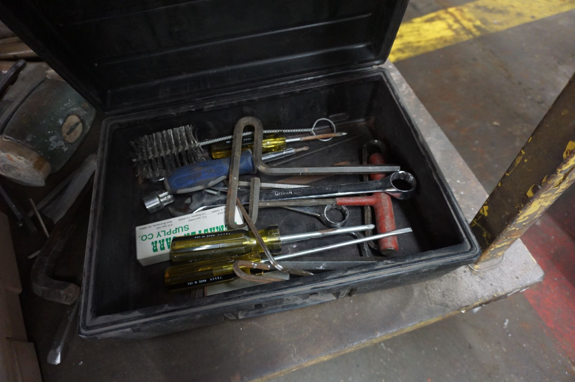 CONTENTS OF TABLE TO INCLUDE: MISC. HAND TOOLS, HAND SAWS - Image 3 of 4