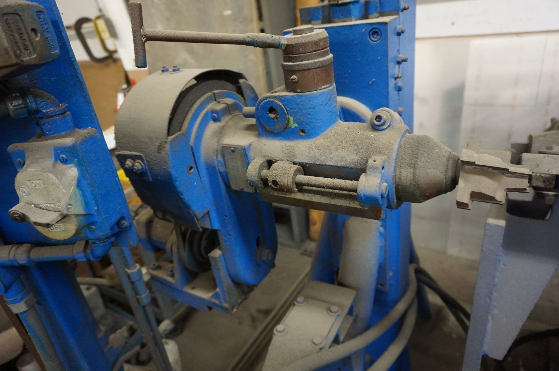 MACHINE ASSEMBLY TO INCLUDE: (2) MILLING MACHINE HEADS, PULLEY SYSTEM AND TRACKS, CONTROL, 480 - Image 5 of 5