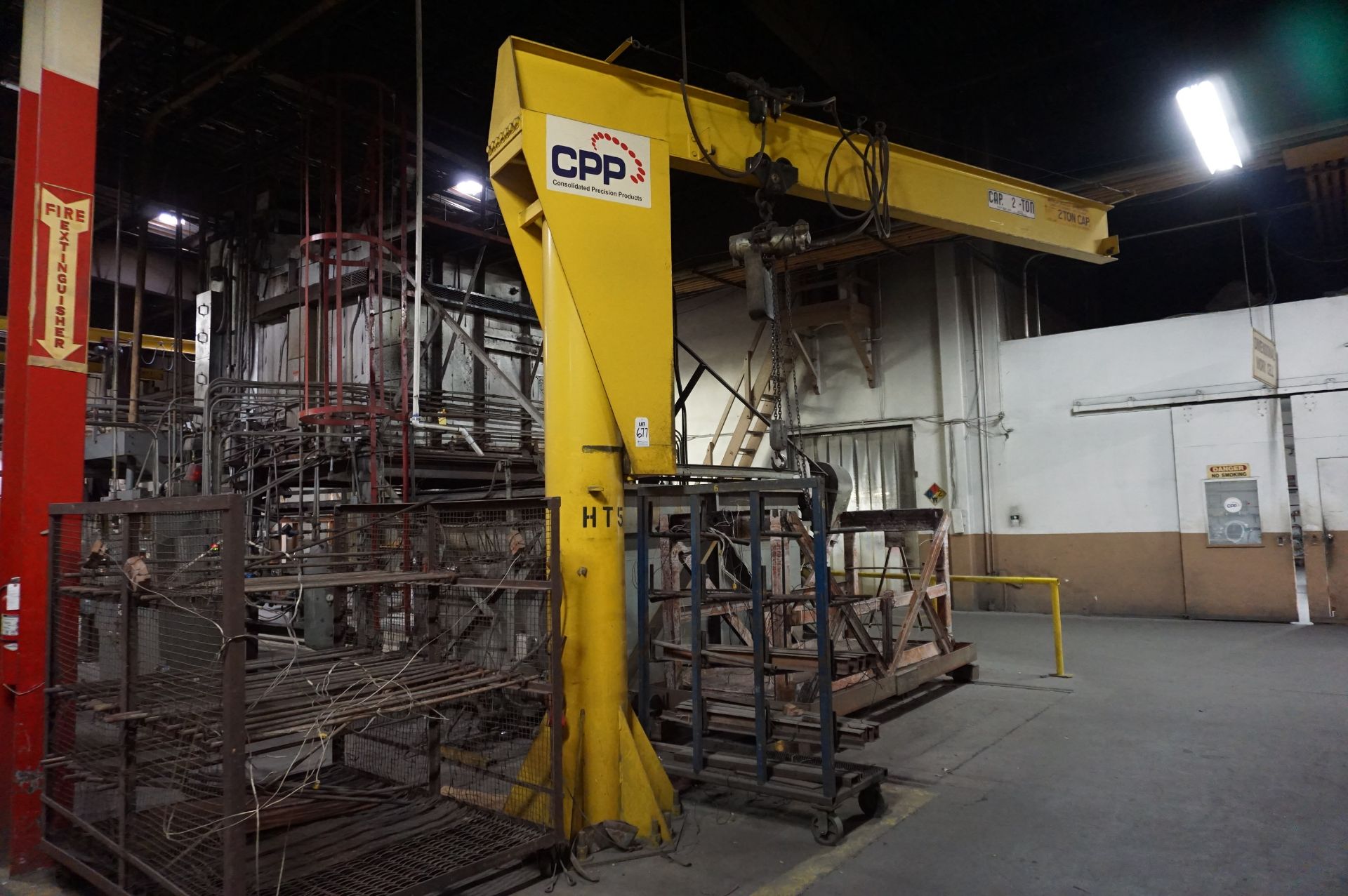 JIB CRANE LOT TO INCLUDE: 2 TON AIR HOIST, HOIST TROLLEY, JIB ARM AND PILLAR SUPPORT *LATE PICK