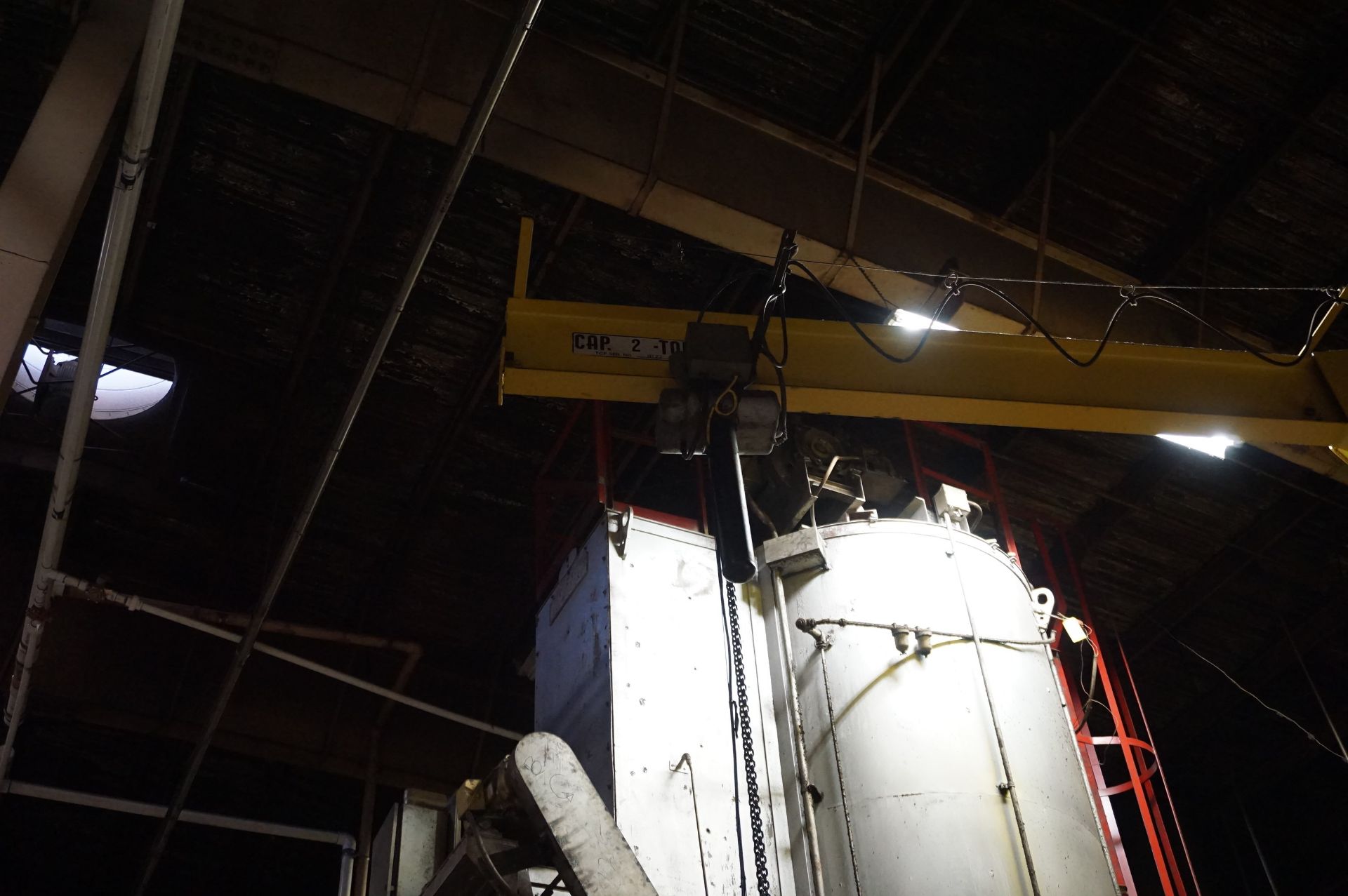 JIB CRANE LOT TO INCLUDE: 2 TON ELECTRIC HOIST WITH PENDANT CONTROL, JIB ARM AND PILLAR SUPPORT * - Image 2 of 5