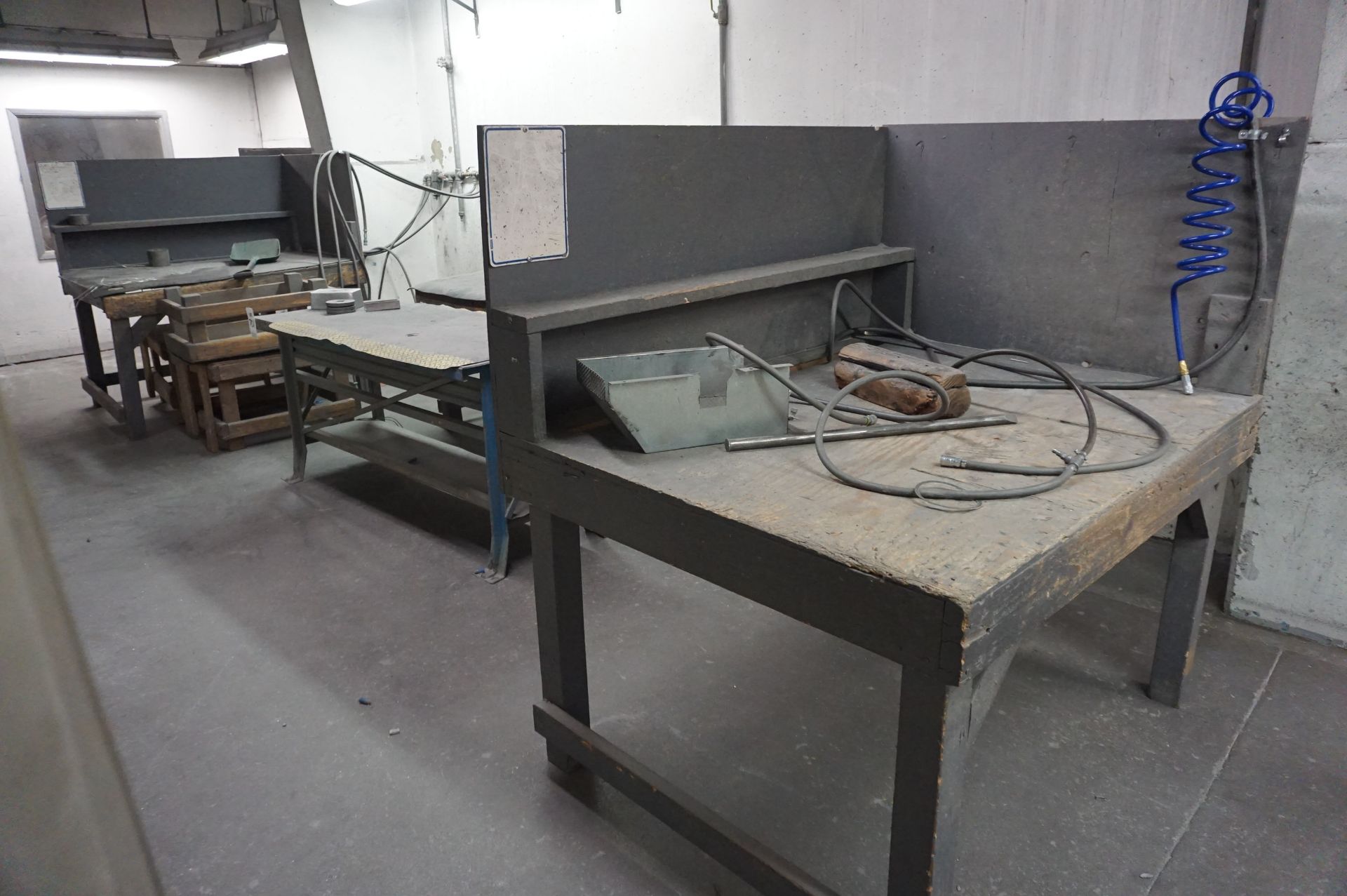 GRINDING ROOM LOT TO INCLUDE: (1) STEEL WORK BENCH, WOOD TOP, (2) WOOD WORKSTATIONS, ANTI FATIGUE - Image 2 of 4