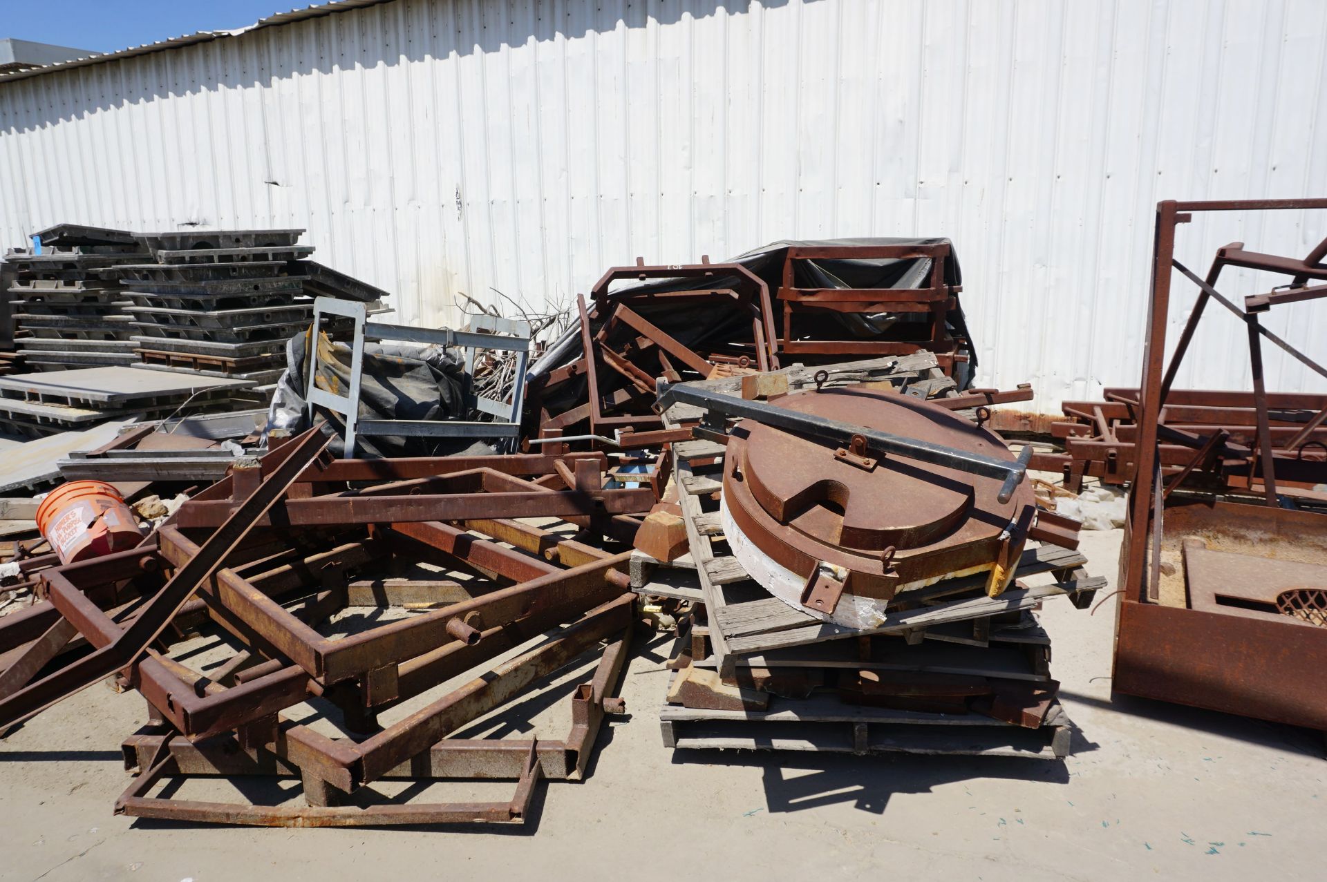 LARGE QUANTITY OF STEEL AND ALUMINUM SCRAP TO INCLUDE BUT NOT LIMITED TO: STEEL RACKS, STEEL - Image 2 of 7