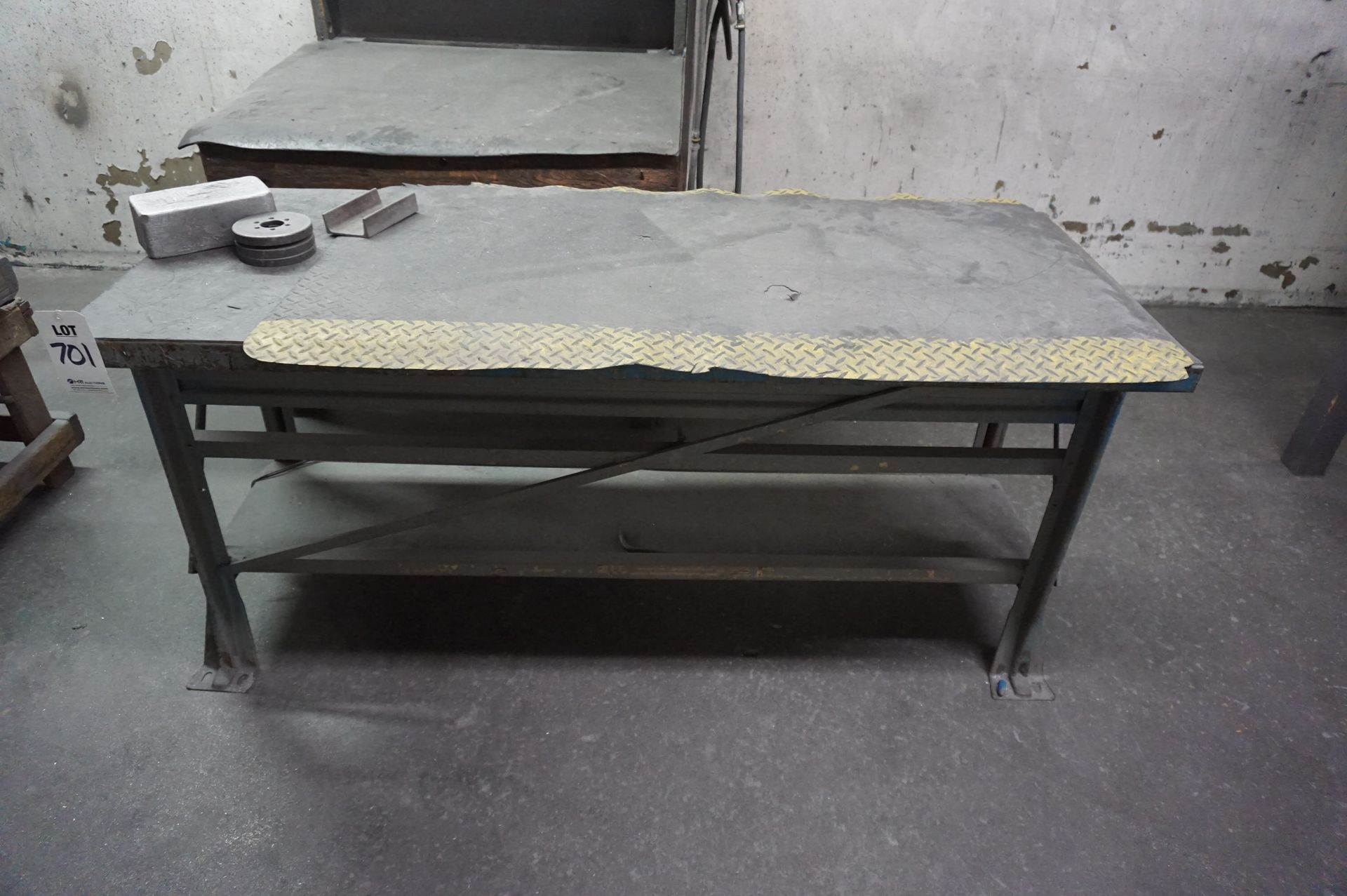 GRINDING ROOM LOT TO INCLUDE: (1) STEEL WORK BENCH, WOOD TOP, (2) WOOD WORKSTATIONS, ANTI FATIGUE - Image 3 of 4