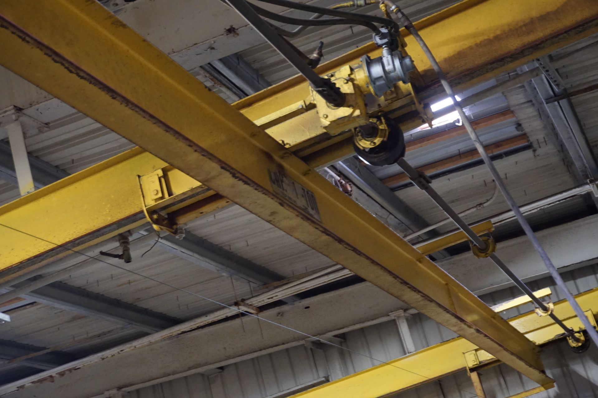 OVERHEAD CRANE LOT TO INCLUDE: 1 TON GARDNER DENVER HOIST AND BRIDGE **Rigging provided - Image 3 of 3