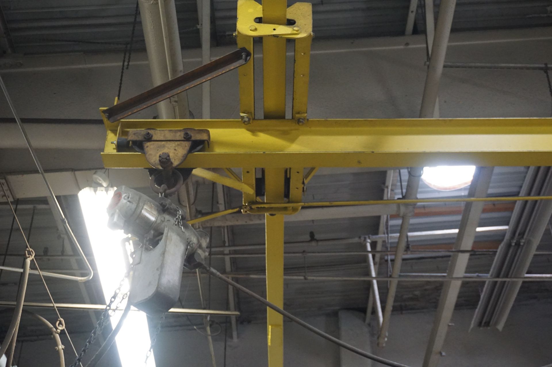 OVERHEAD CRANE TO INCLUDE: 1 TON GARDNER DENVER AIR HOIST, CHAIN CONTROL, BRIDGE **Rigging - Image 3 of 4