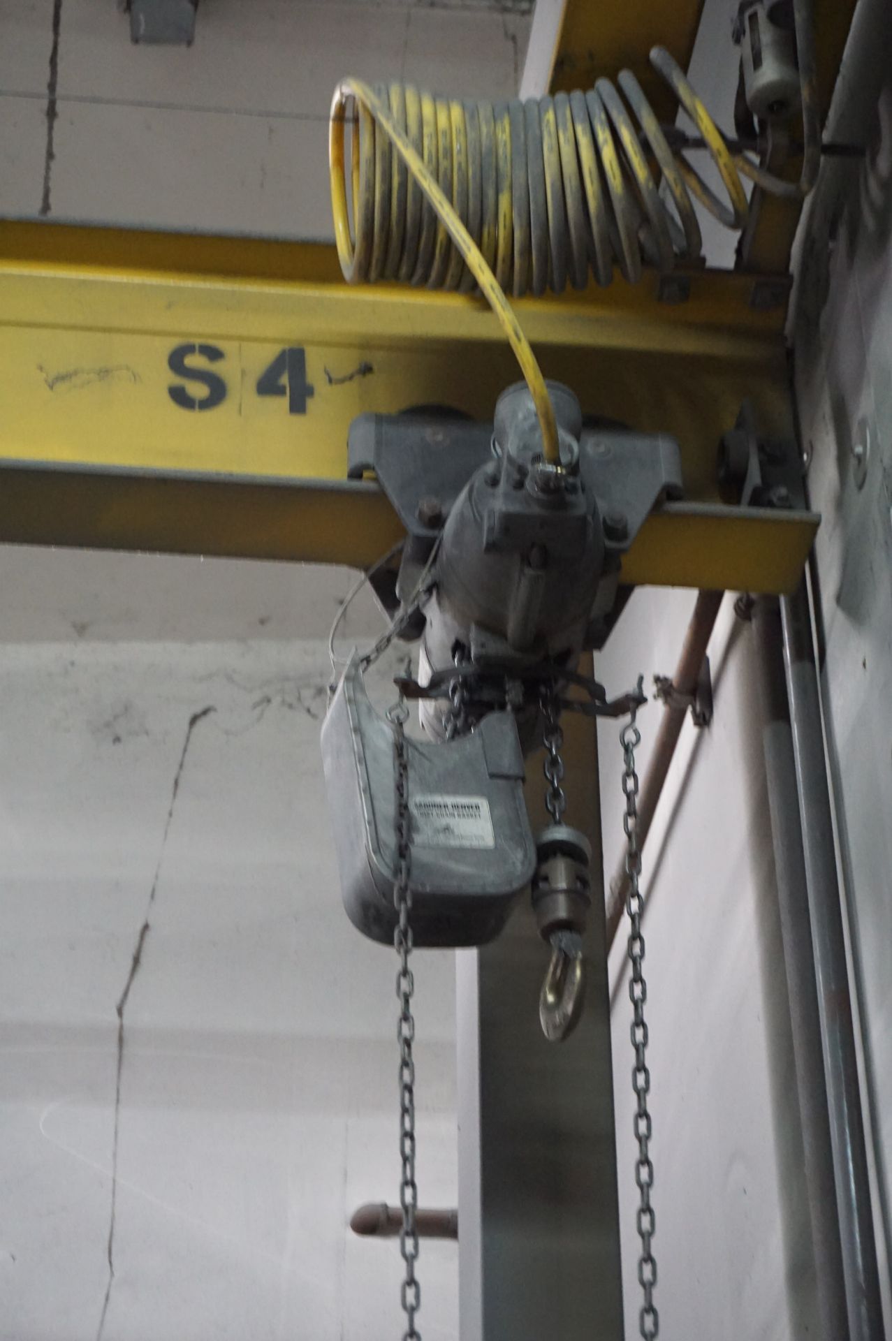 OVERHEAD CRANE TO INCLUDE: 1 TON AIR HOIST, HOIST TROLLEY. CHAIN CONTROL, BRIDGE AND SUPPORT FULL - Image 2 of 3