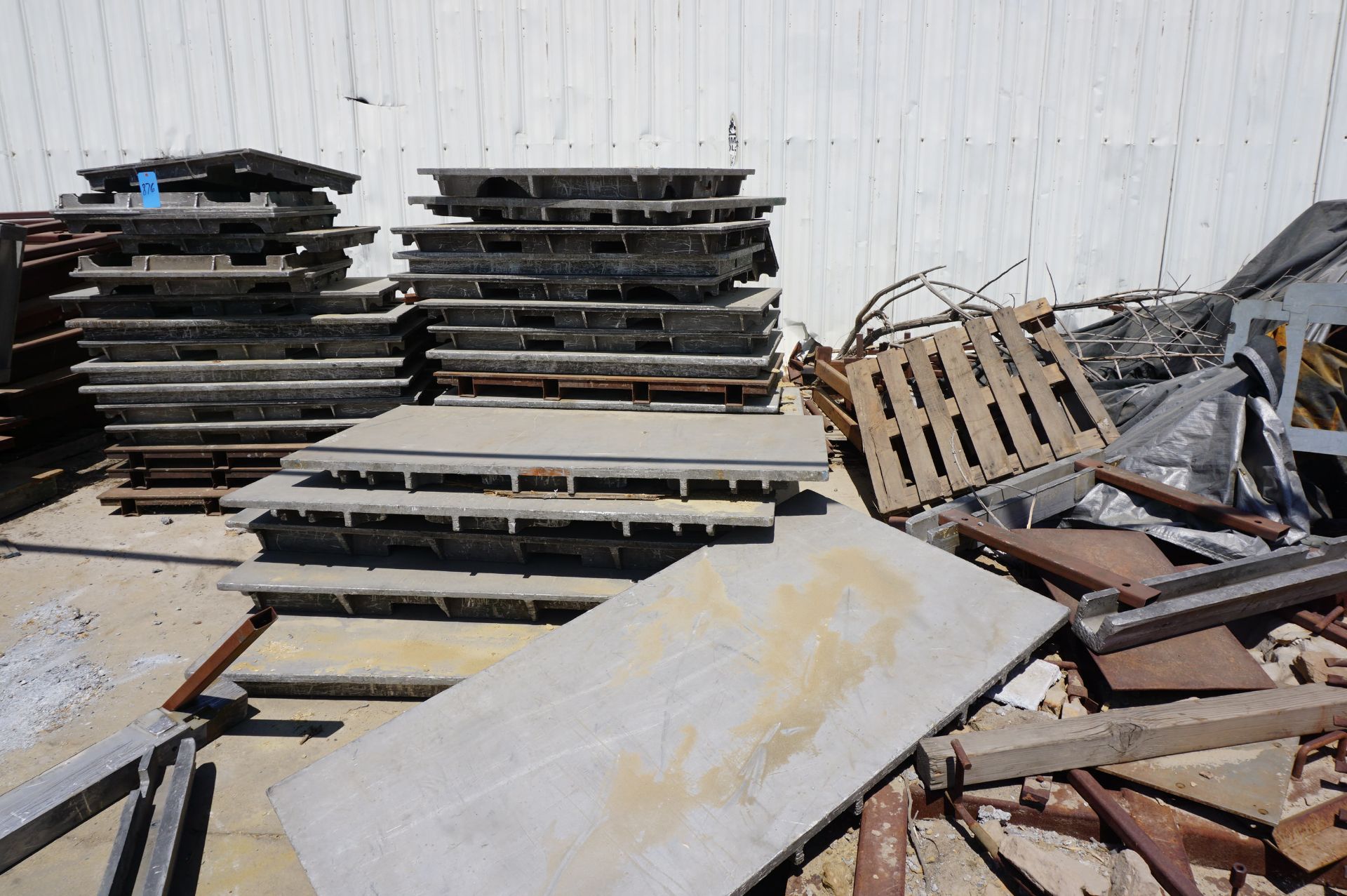 LARGE QUANTITY OF STEEL AND ALUMINUM SCRAP TO INCLUDE BUT NOT LIMITED TO: STEEL RACKS, STEEL - Image 3 of 7