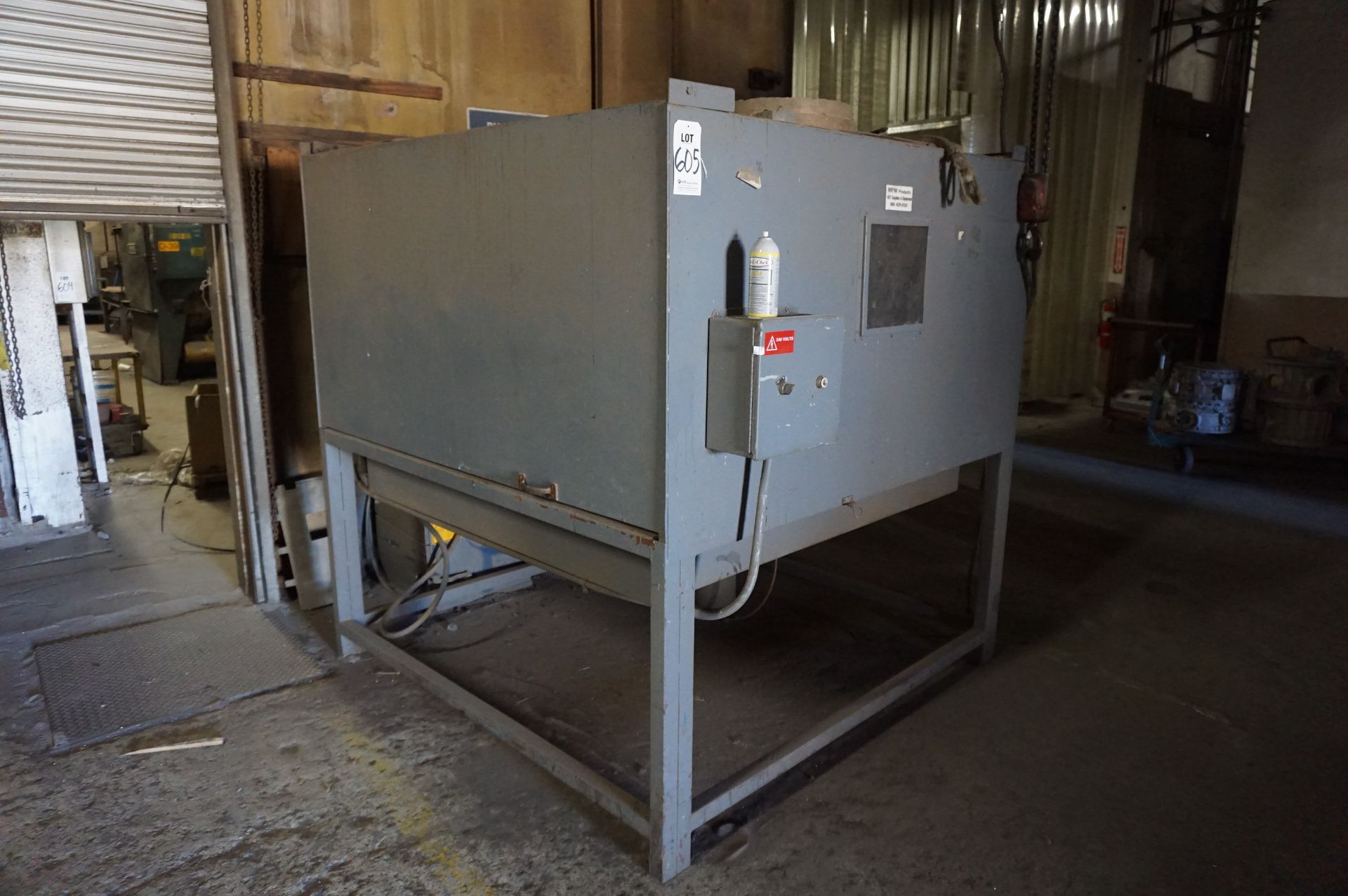 BLOWER/DUST CABINET WITH CONVEYOR, WORKING AREA 68" X 72" *NOT IN SERVICE* **Rigging provided - Image 2 of 4