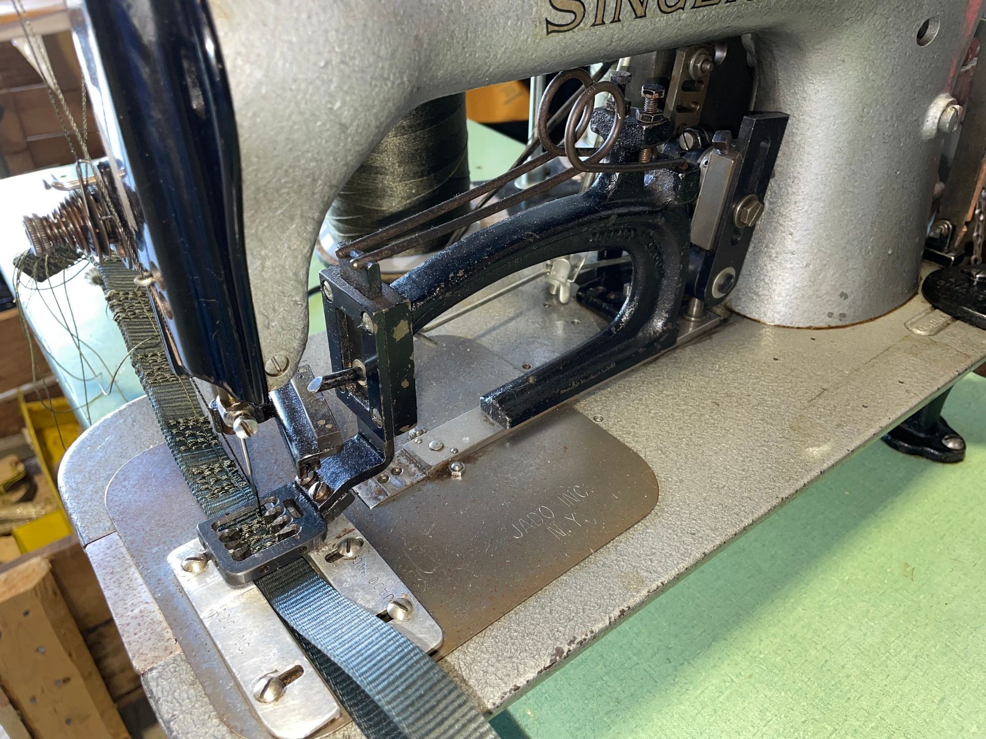 Singer Sewing Machine - Image 7 of 7