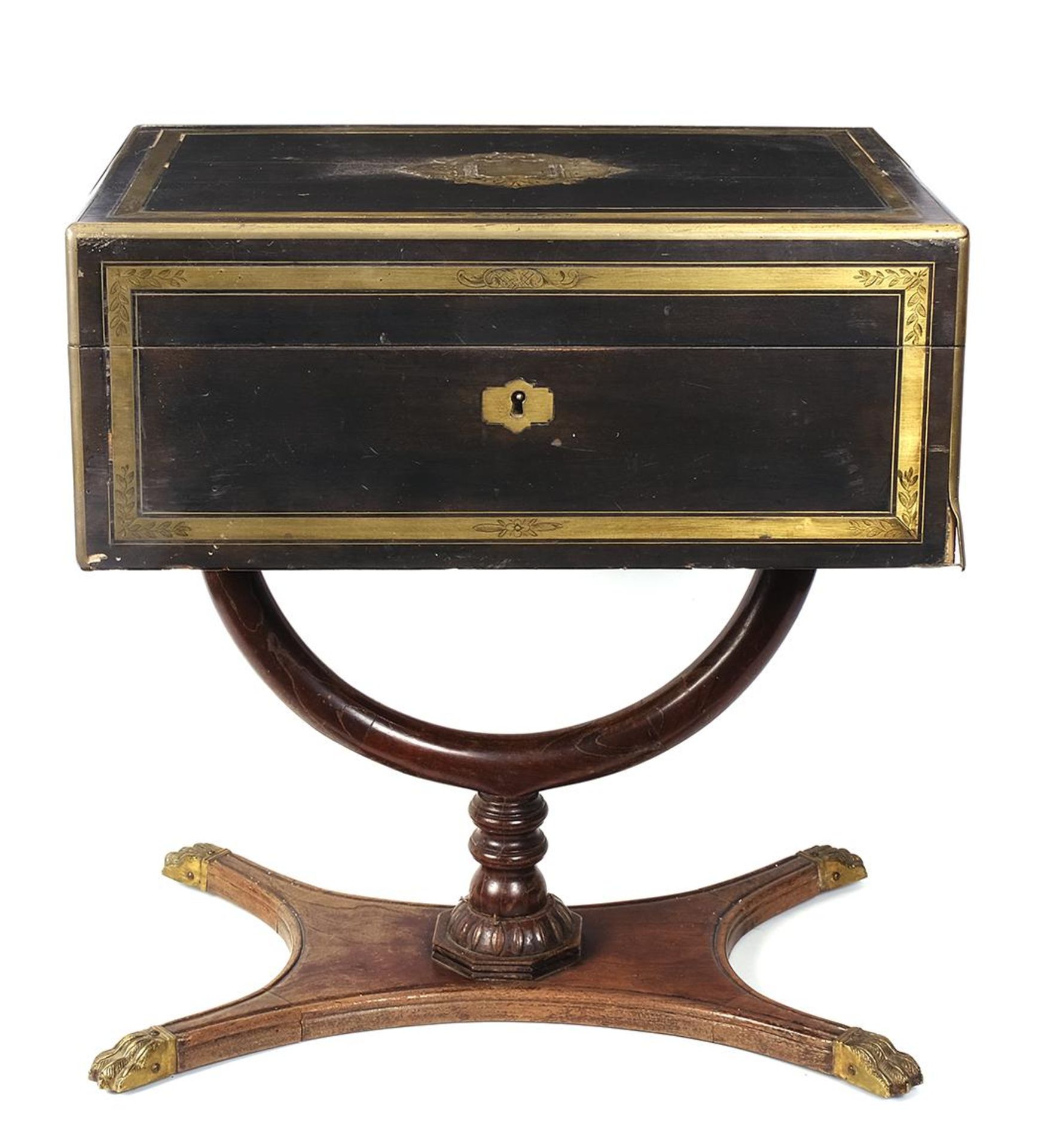 Caja Napoleón III en madera ebonizada y marquetería en bronce.
