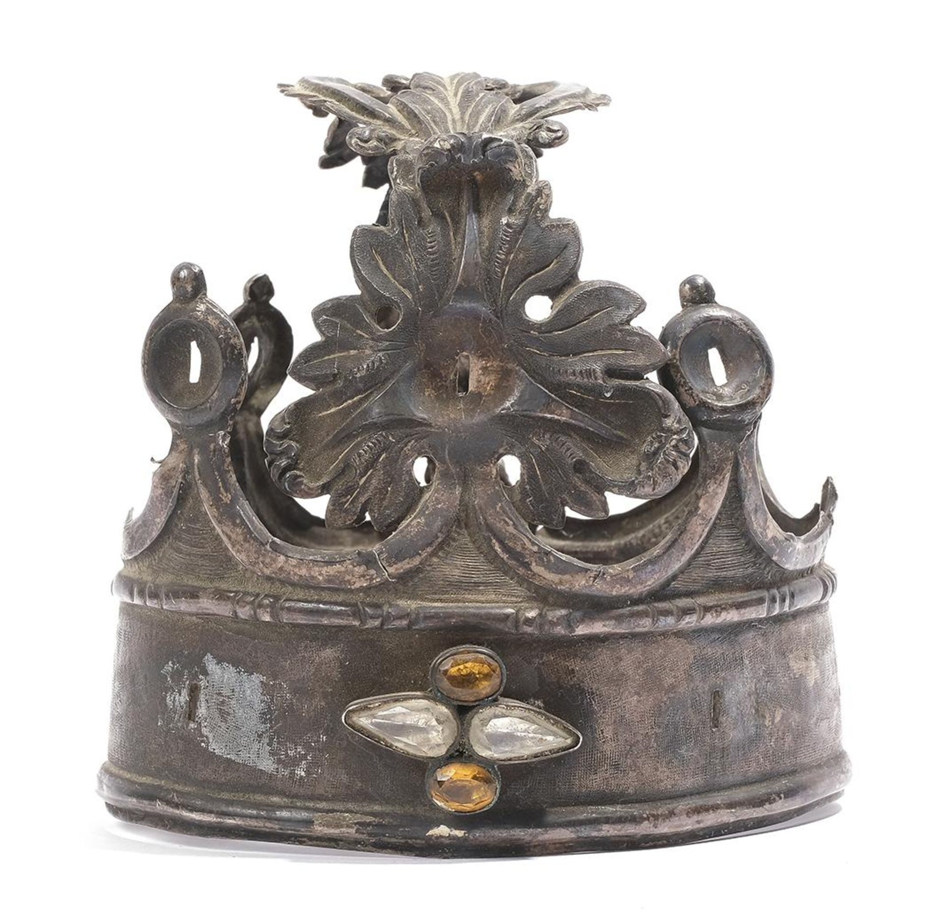 Corona para talla devocional realizada en plata punzonada y decoración repujada.