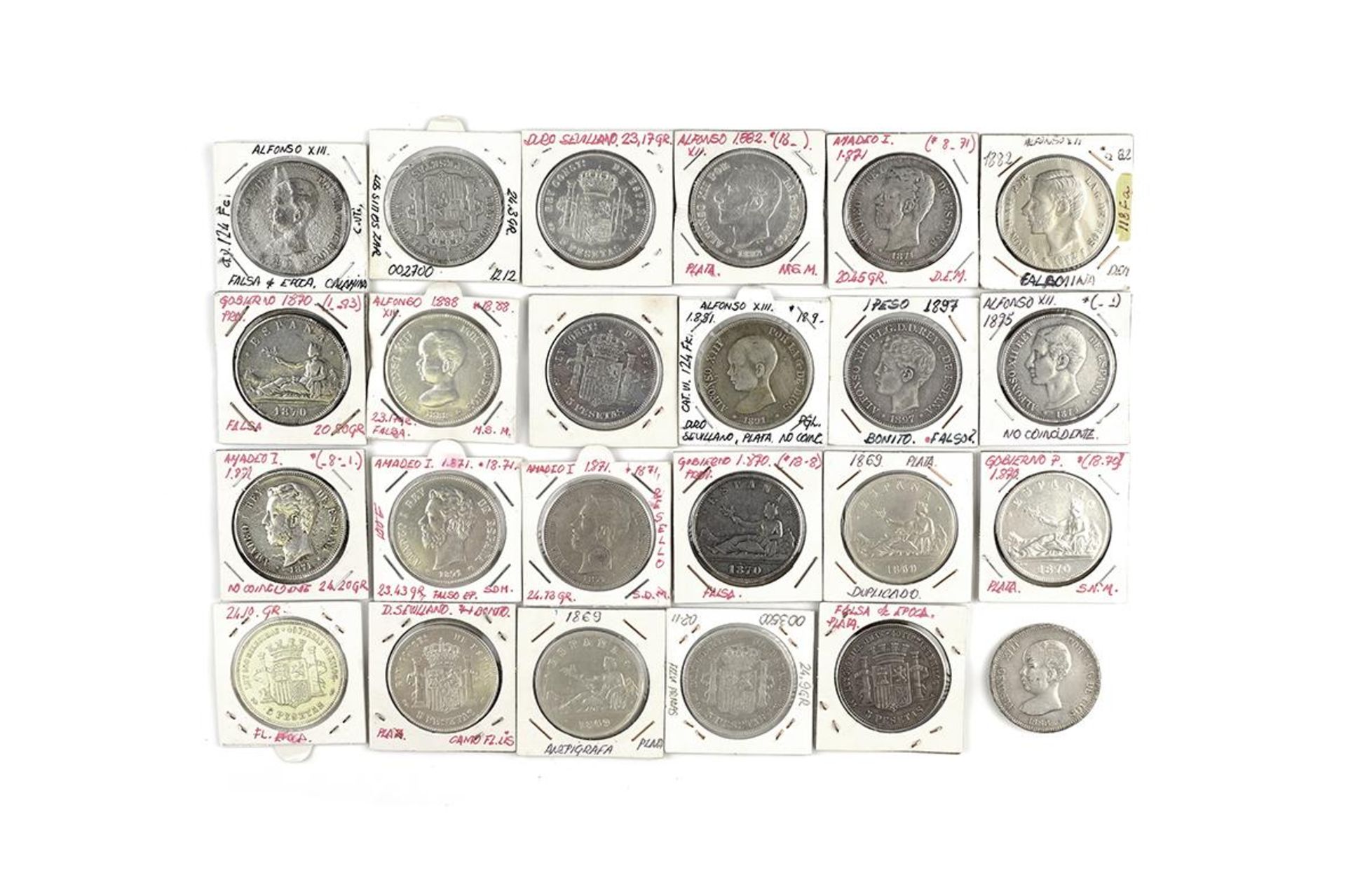 Lote formado por veinticuatro monedas de plata de 5 pesetas de reproducción.