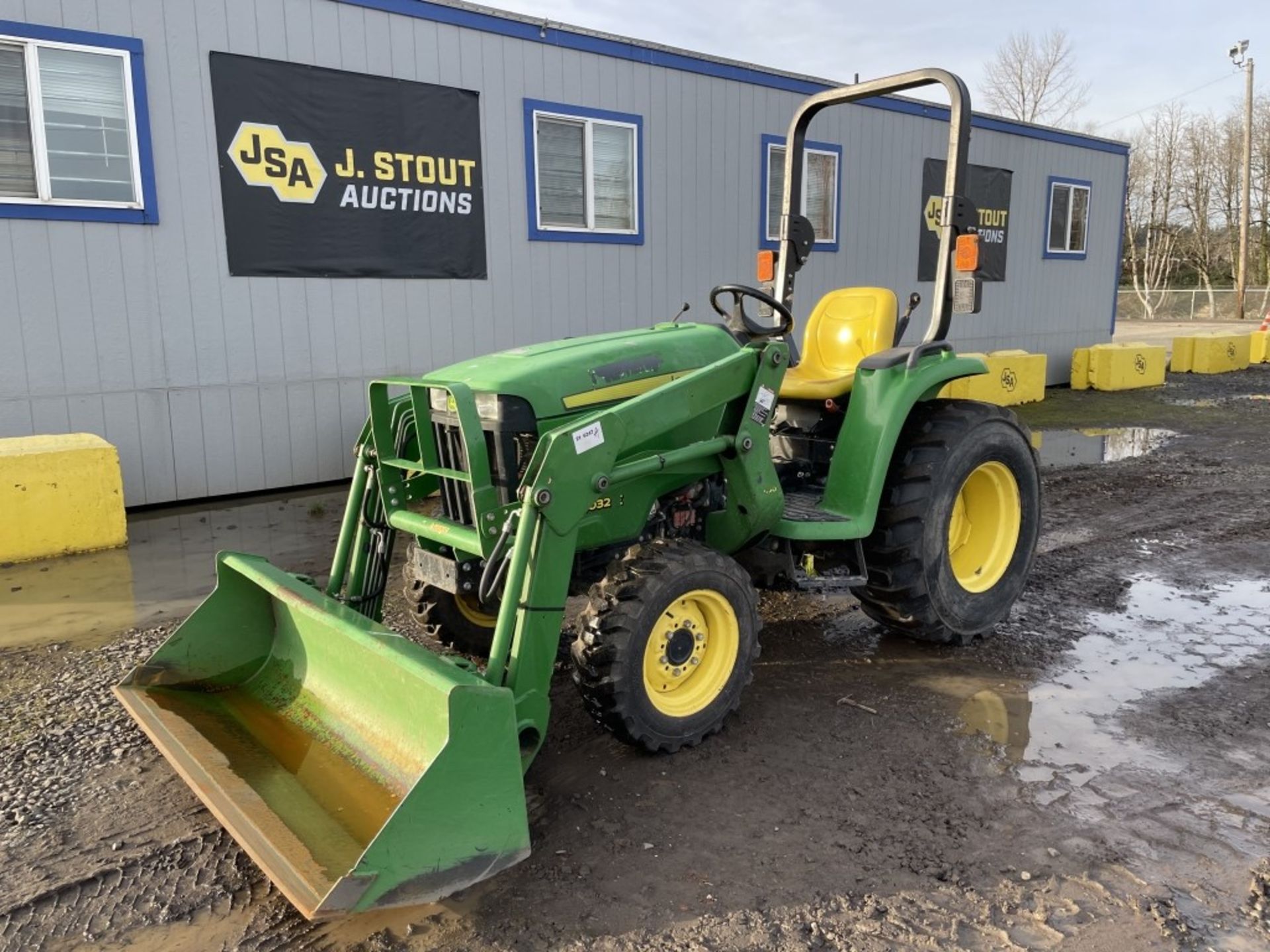 John Deere 3032E Utility Tractor