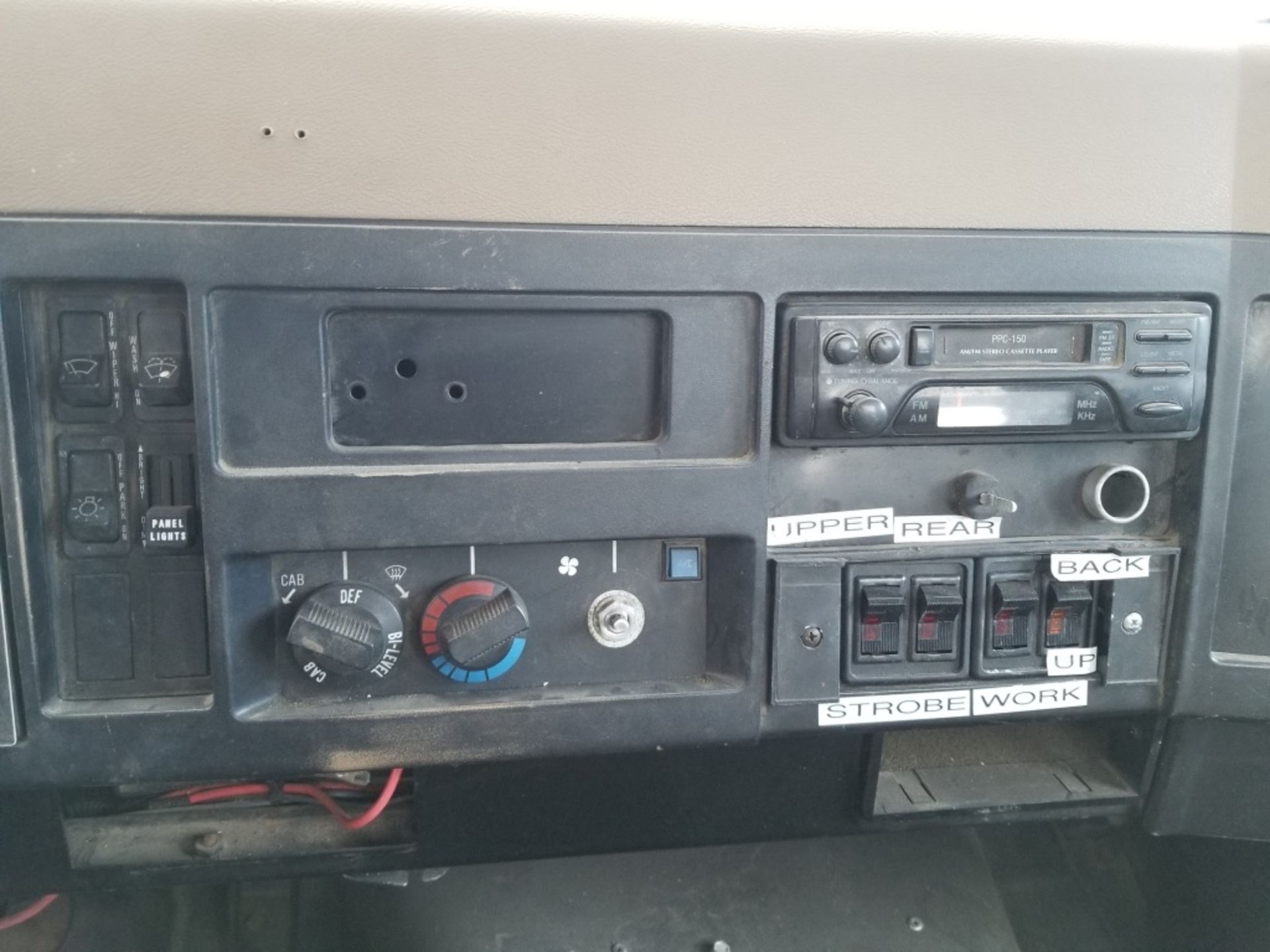 1991 International 4700 Cab & Chassis - Image 15 of 18