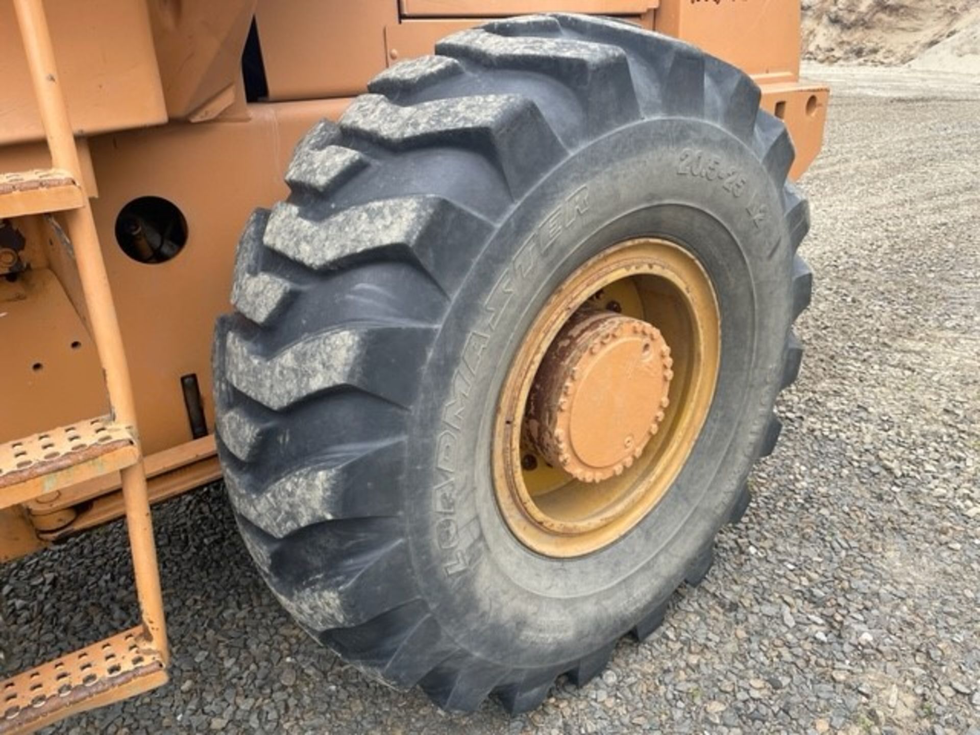 Case 721B Wheel Loader - Image 14 of 40