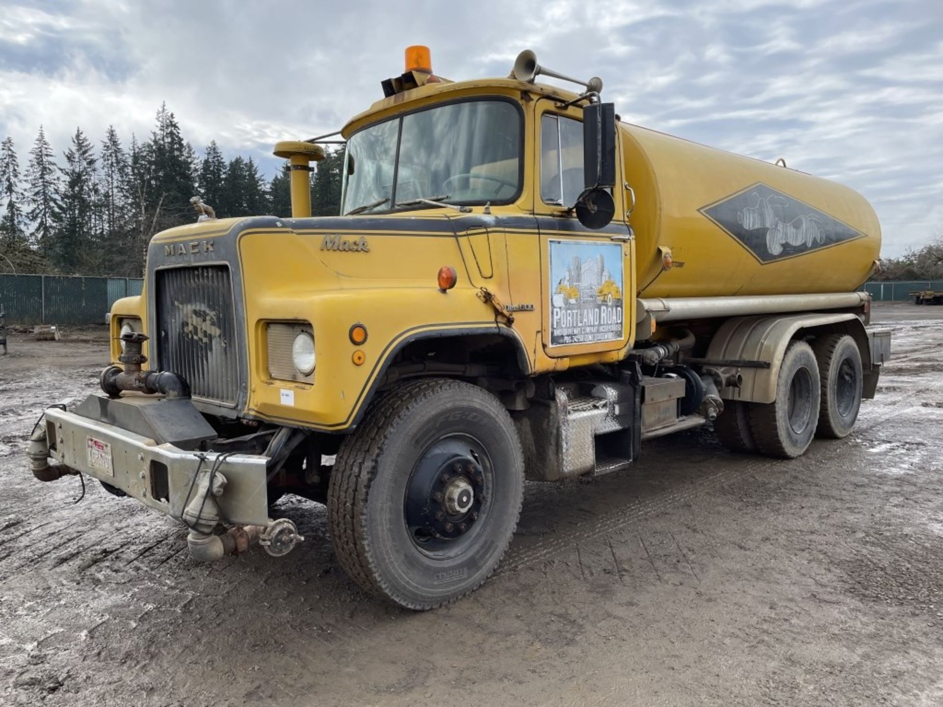 1971 Mack DM685S T/A Water Truck