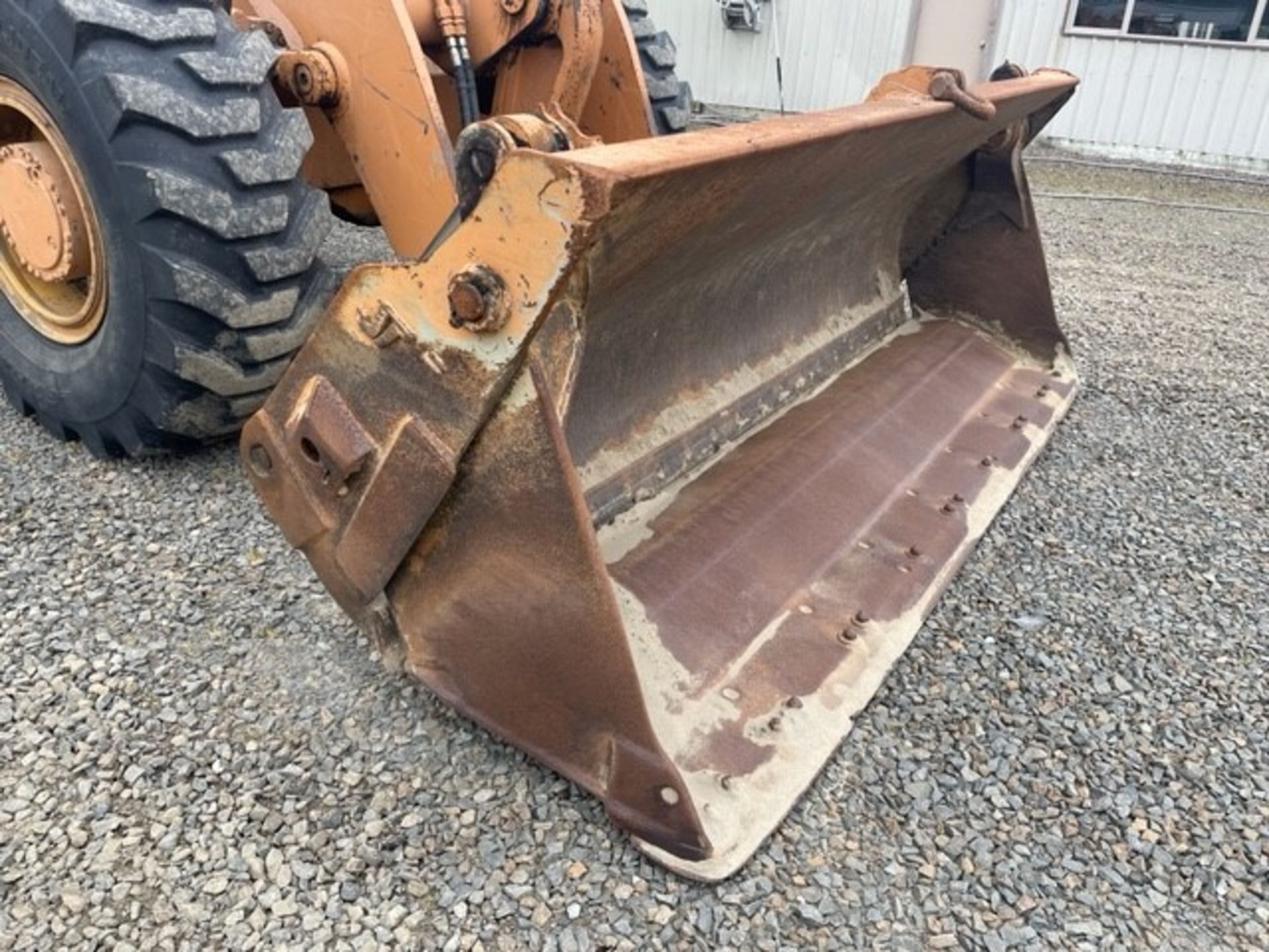 Case 721B Wheel Loader - Image 10 of 40