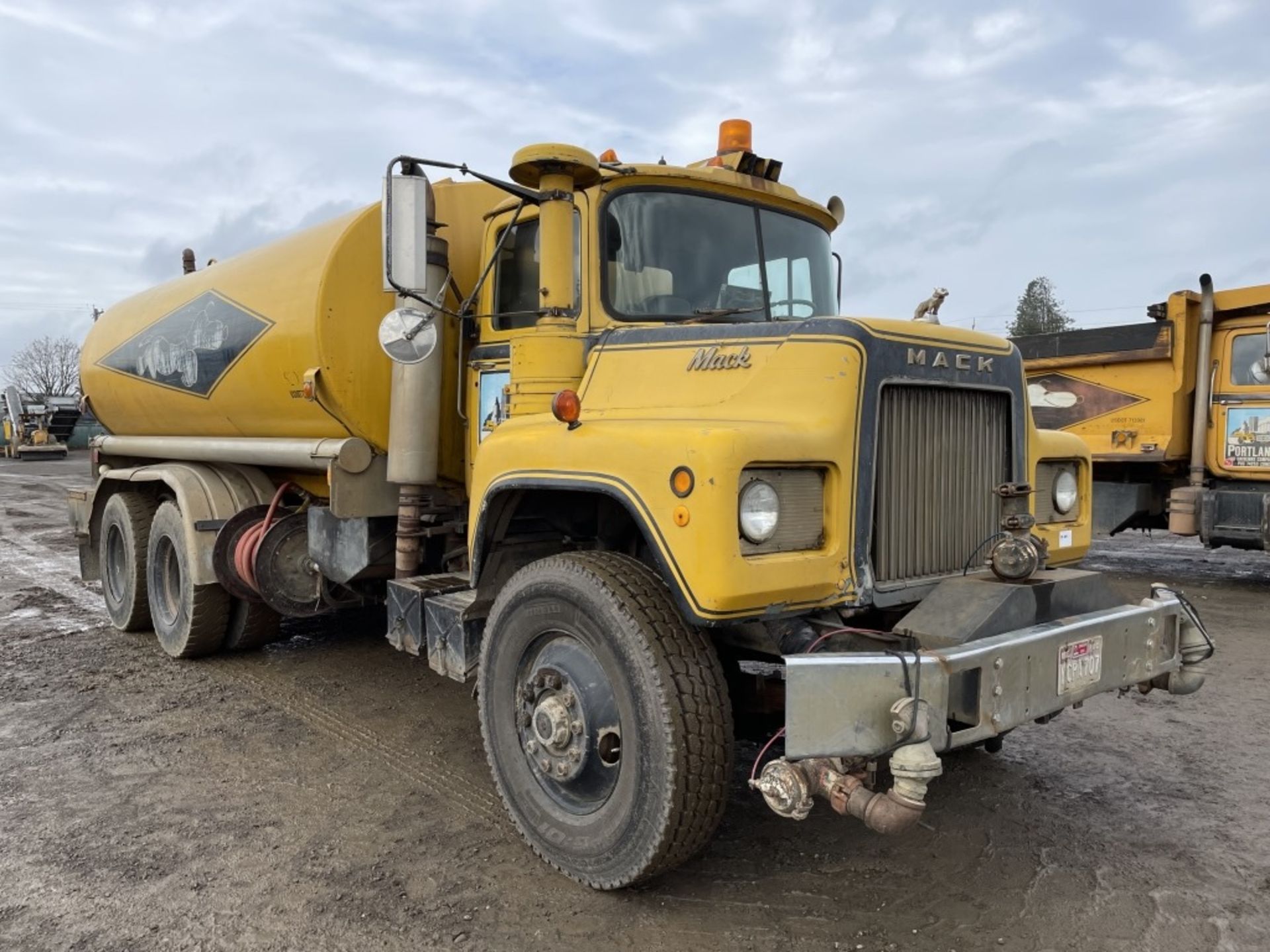 1971 Mack DM685S T/A Water Truck - Bild 2 aus 39