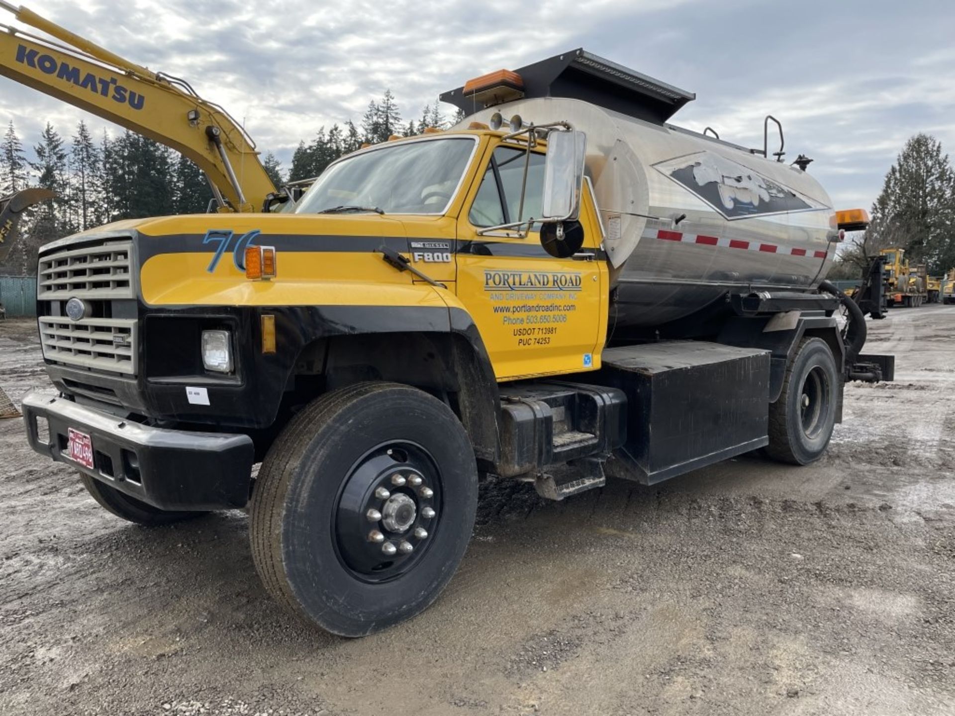 1989 Ford F800 Tack Truck