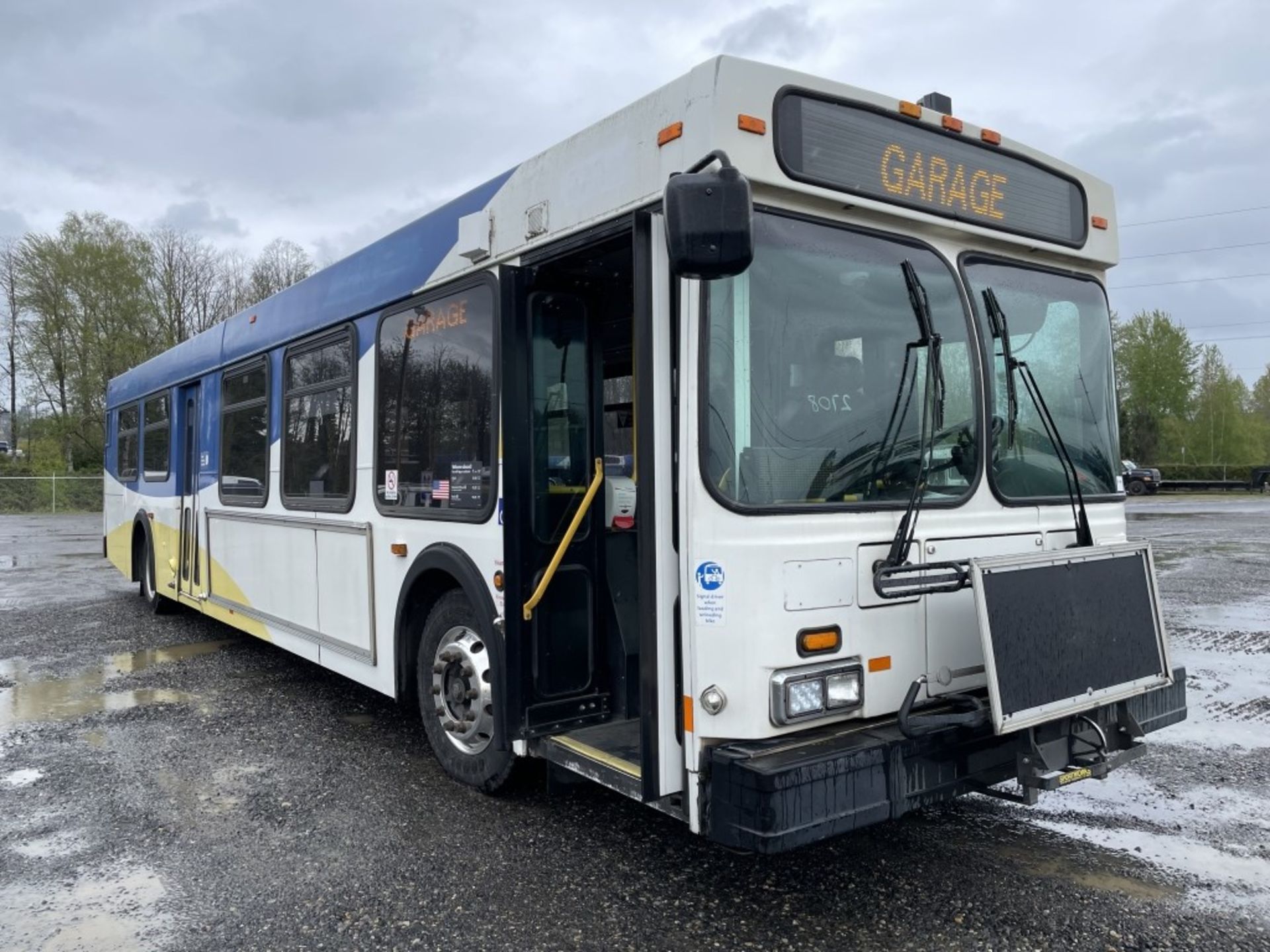 2003 New Flyer D40LF 40' Transit Bus - Image 2 of 33