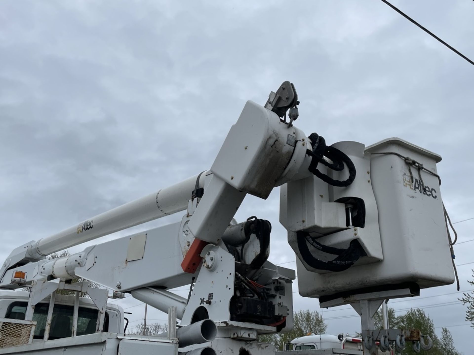 2007 International 7300 4x4 Bucket Truck - Image 12 of 51