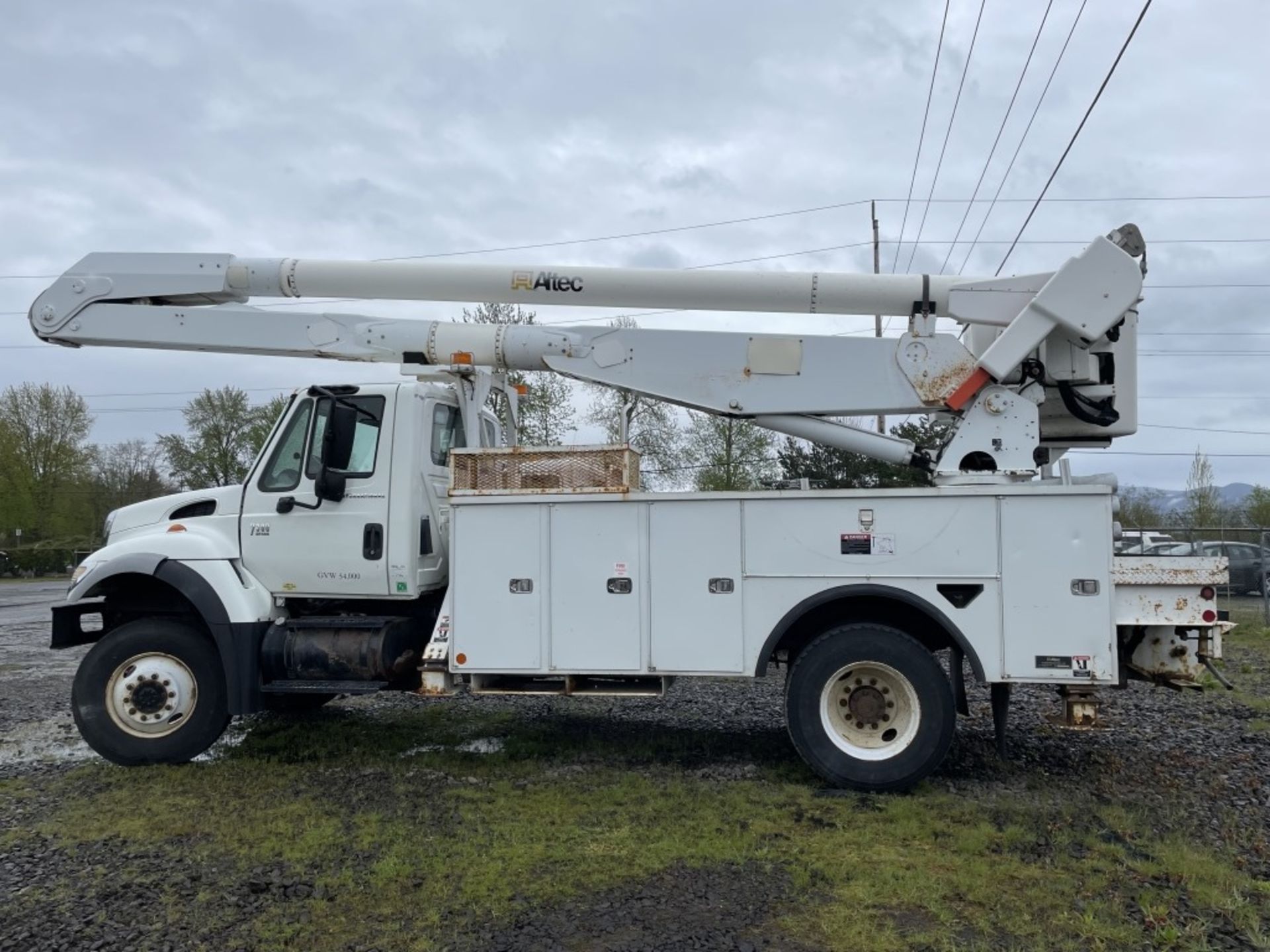 2007 International 7300 4x4 Bucket Truck - Image 7 of 51