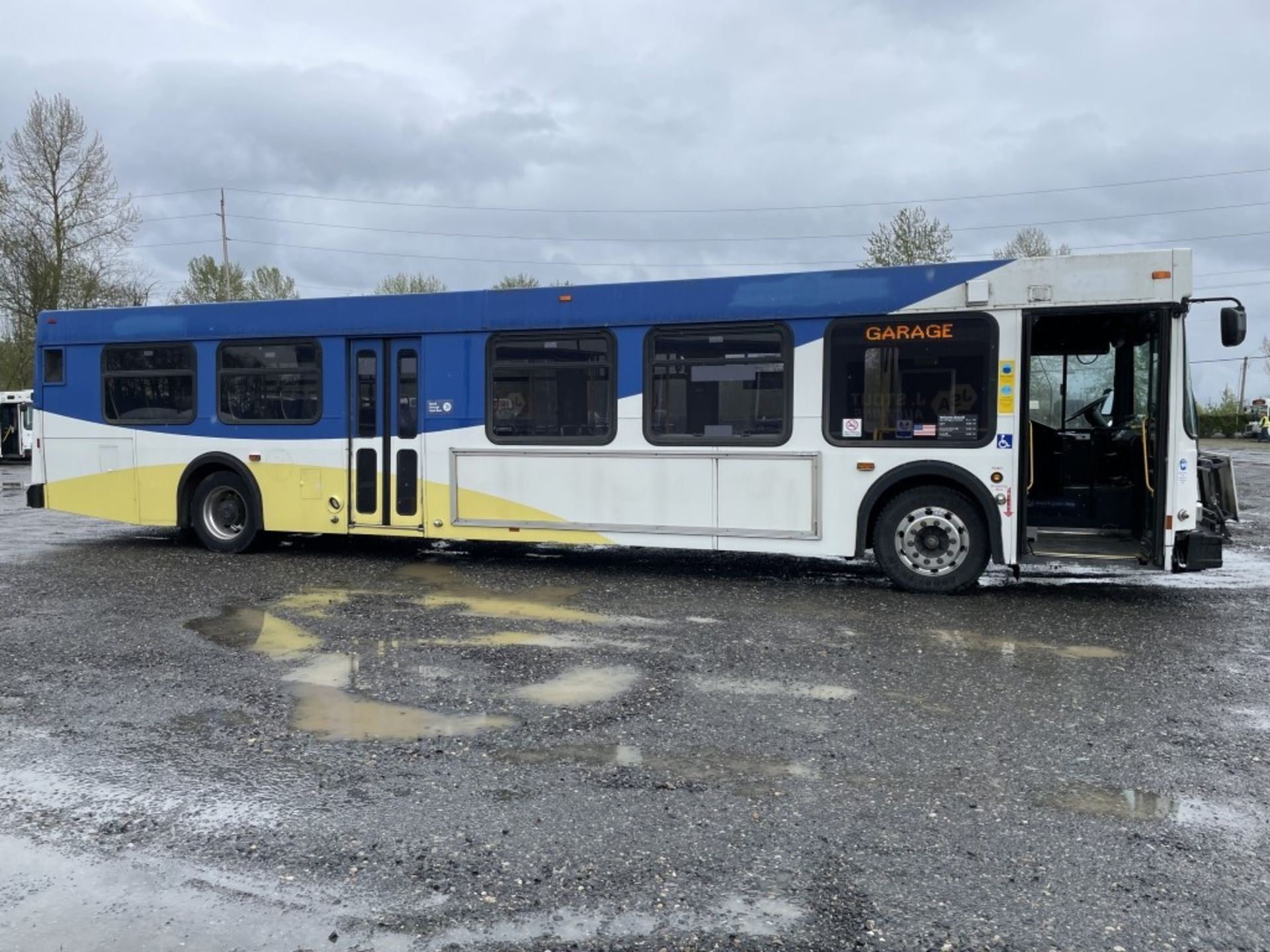 2003 New Flyer D40LF 40' Transit Bus - Image 3 of 33