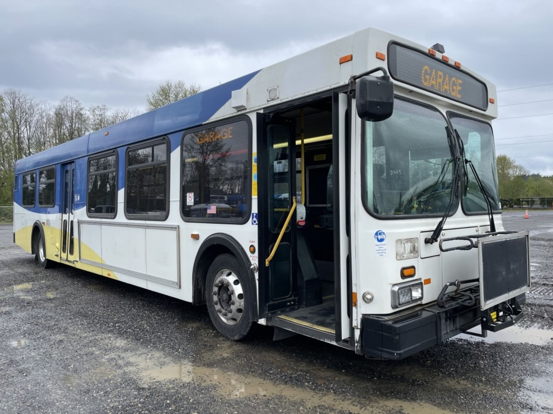 2003 New Flyer D40LF 40' Transit Bus - Image 2 of 34