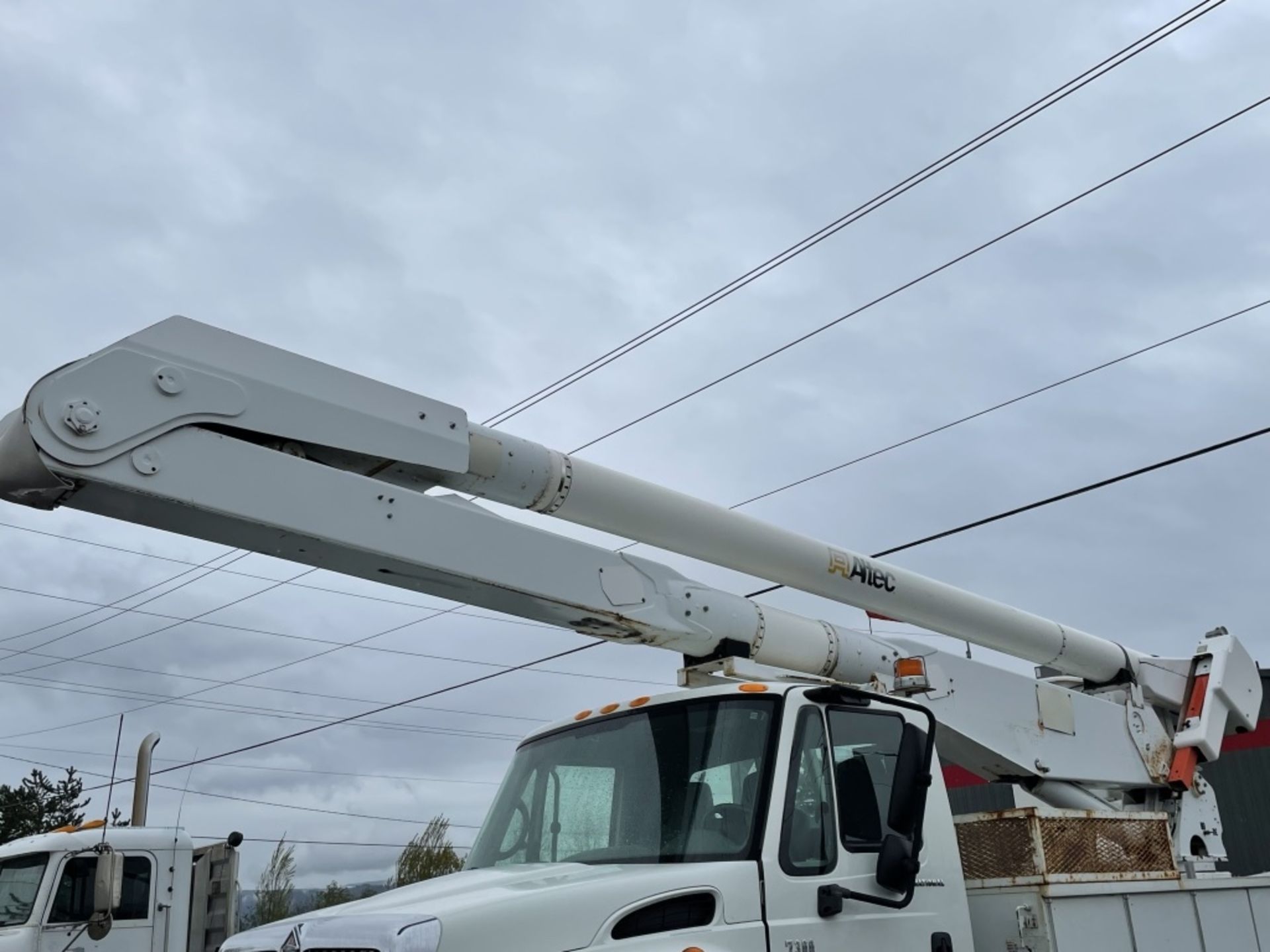 2007 International 7300 4x4 Bucket Truck - Image 9 of 51