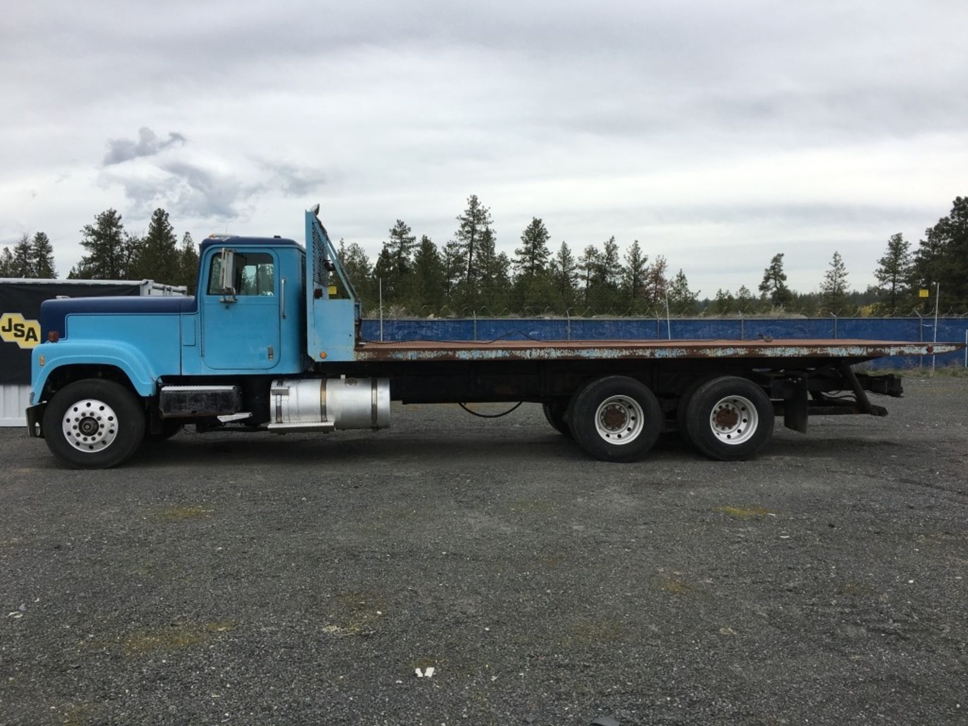 1979 International F4370 T/A Slide Bed Truck - Image 2 of 55