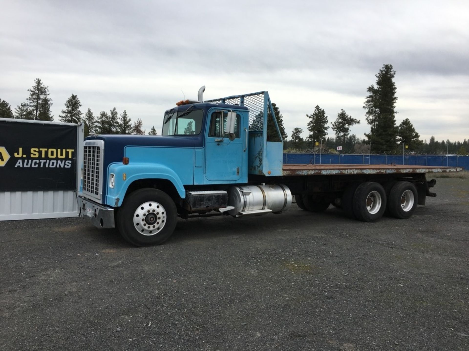 1979 International F4370 T/A Slide Bed Truck