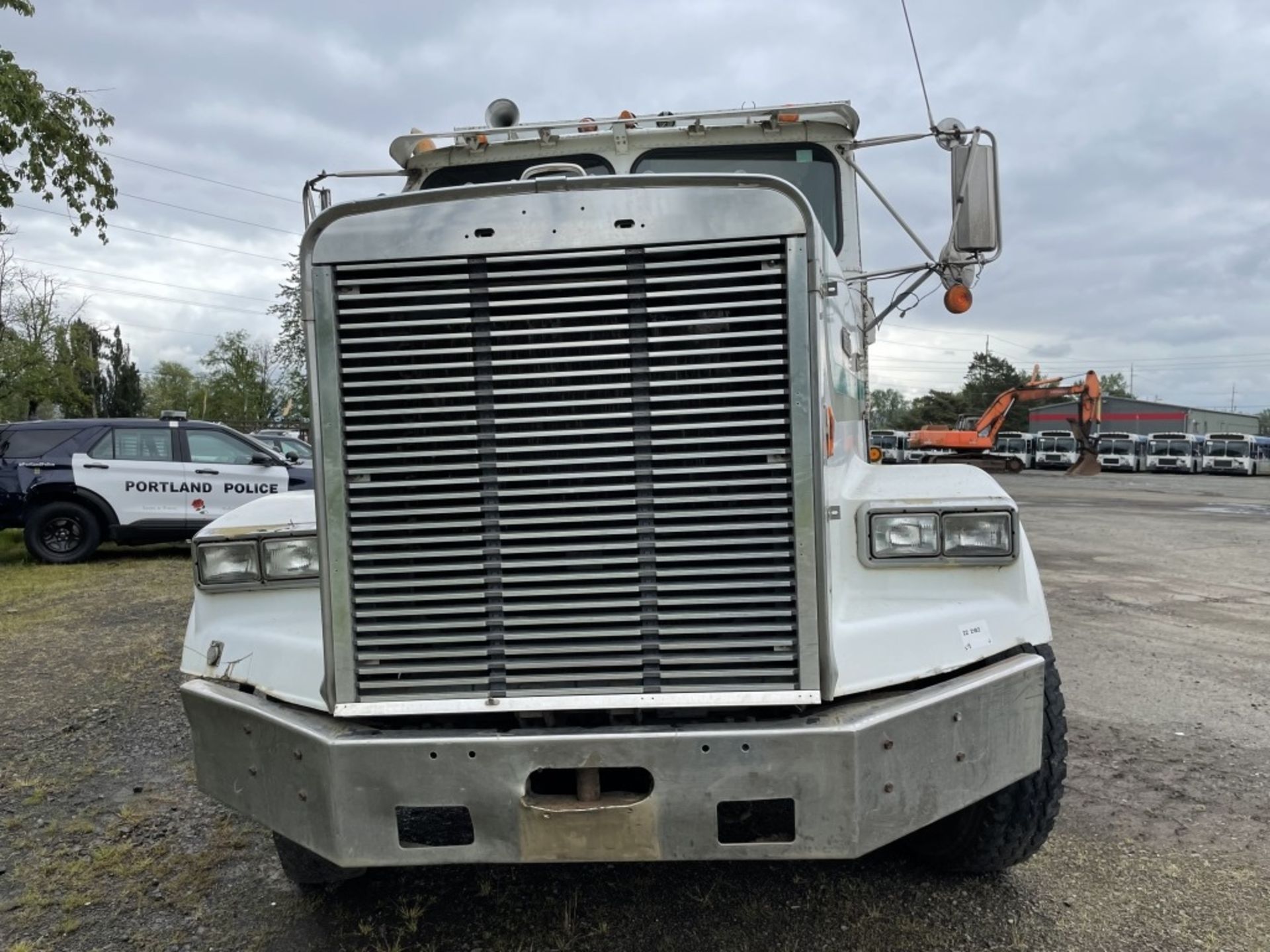 1988 Freightliner Tri-Axle Dump Truck - Image 8 of 39