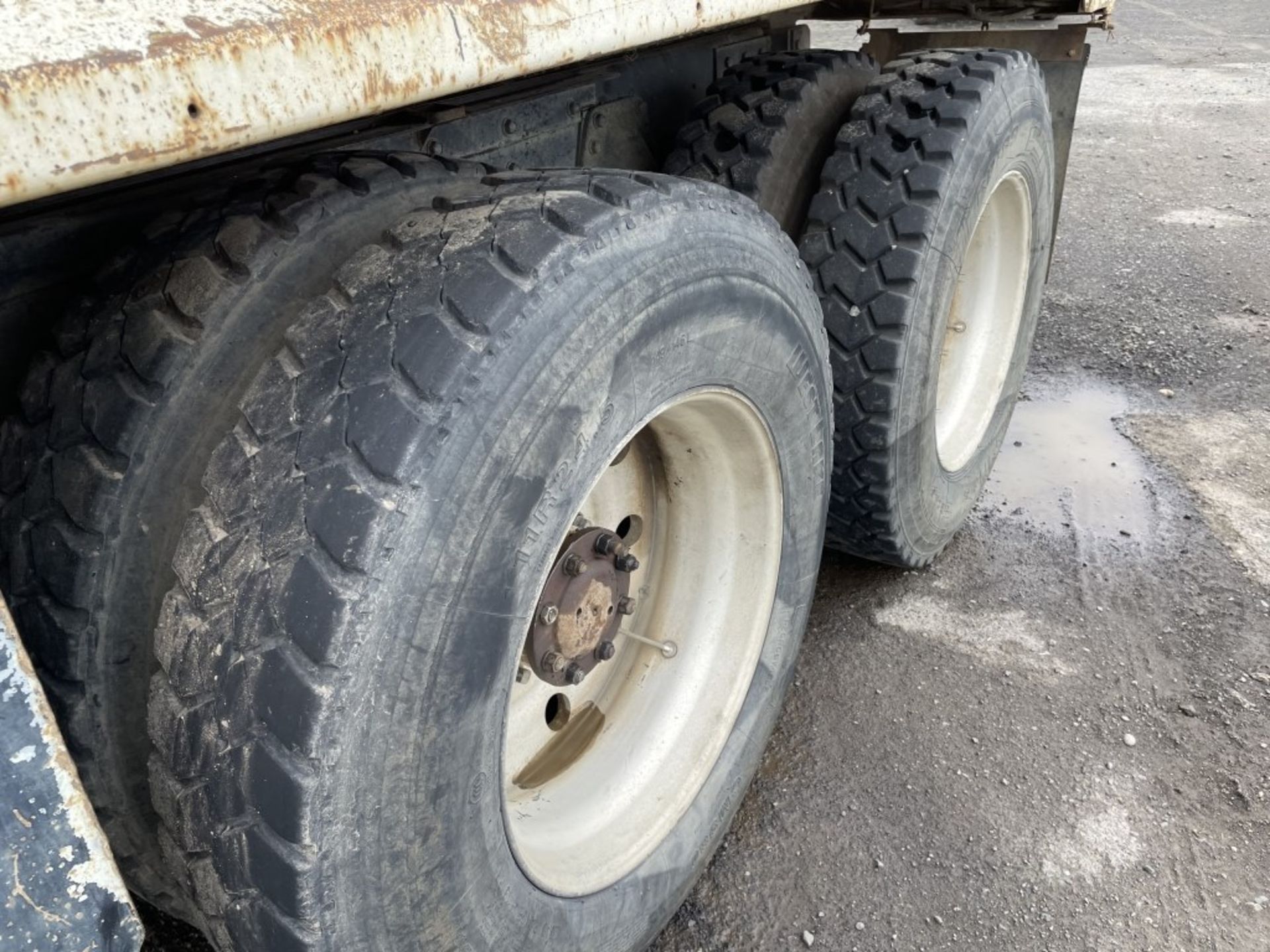 1988 Freightliner Tri-Axle Dump Truck - Image 16 of 39