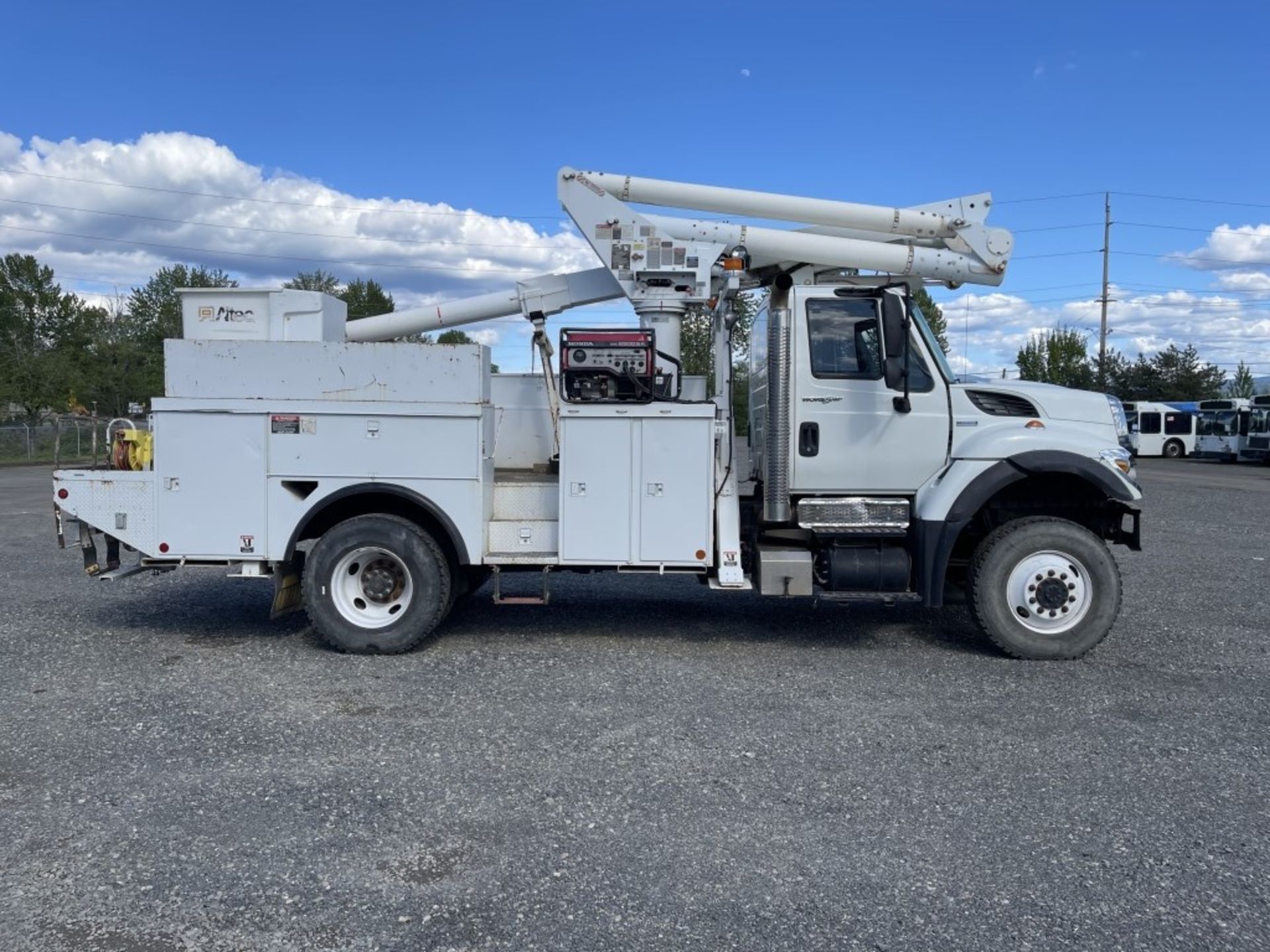 2008 International Workstar 7400 4x4 Bucket Truck - Image 3 of 51