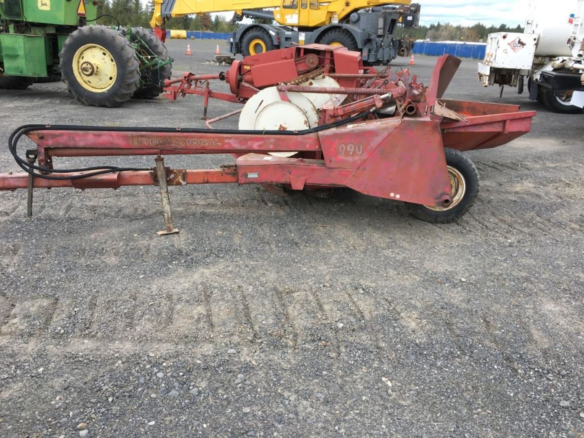 International Harvester 990 Pull Mower Conditioner - Image 2 of 16