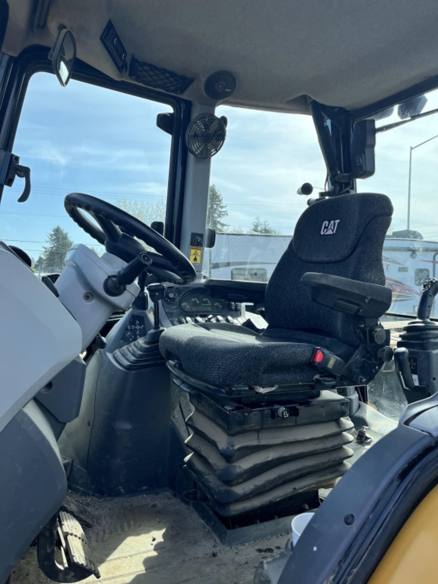 2017 Caterpillar 420F 2 Loader Backhoe - Image 31 of 32