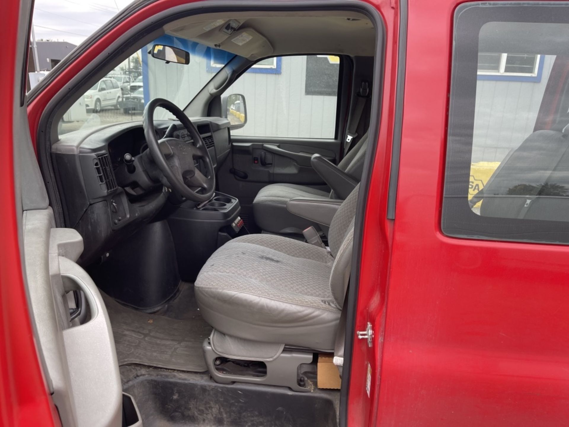 2004 Chevrolet Express 2500 Passenger Van - Image 14 of 22