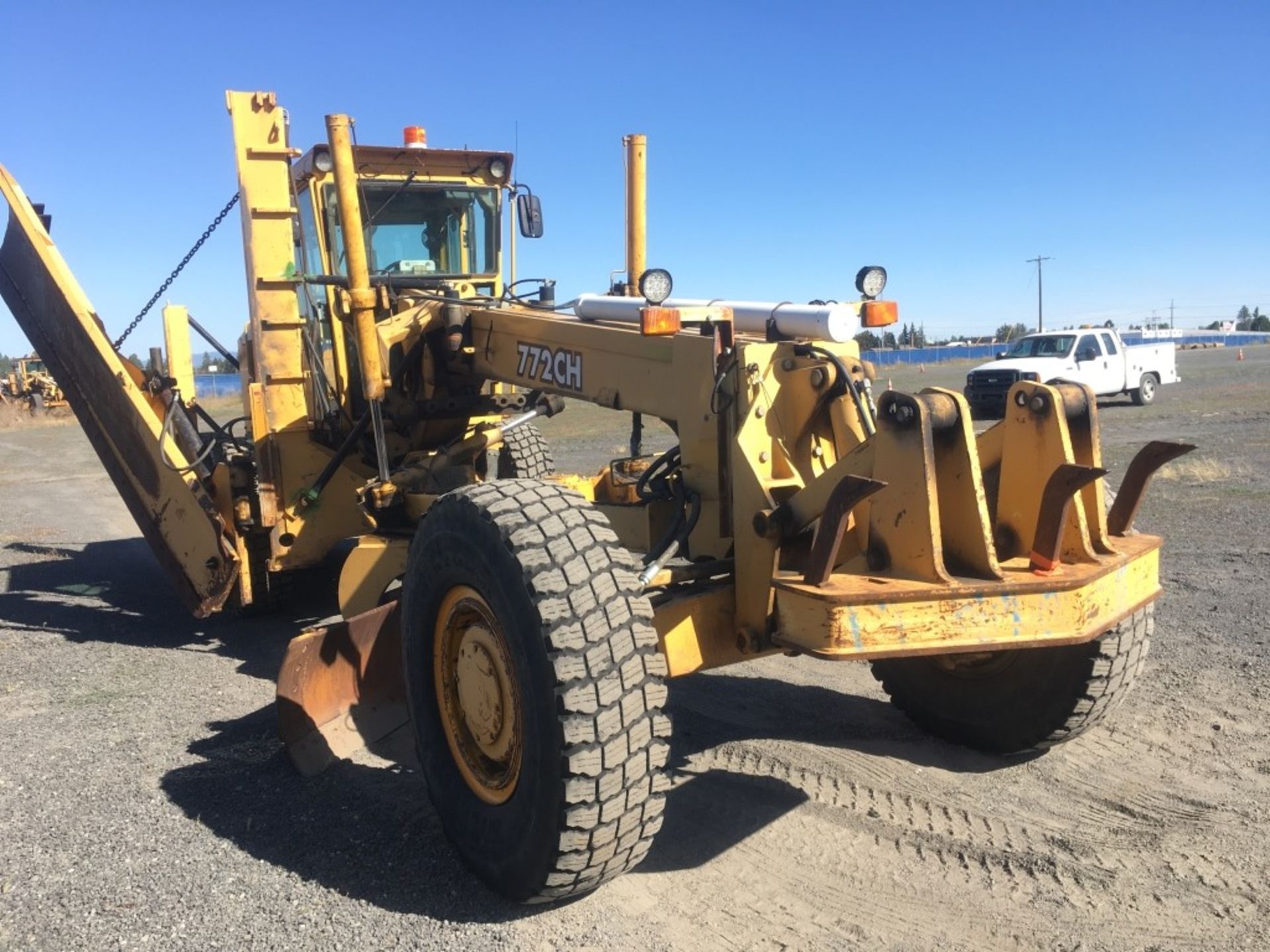 2001 John Deere 772CH Motor Grader - Image 6 of 32