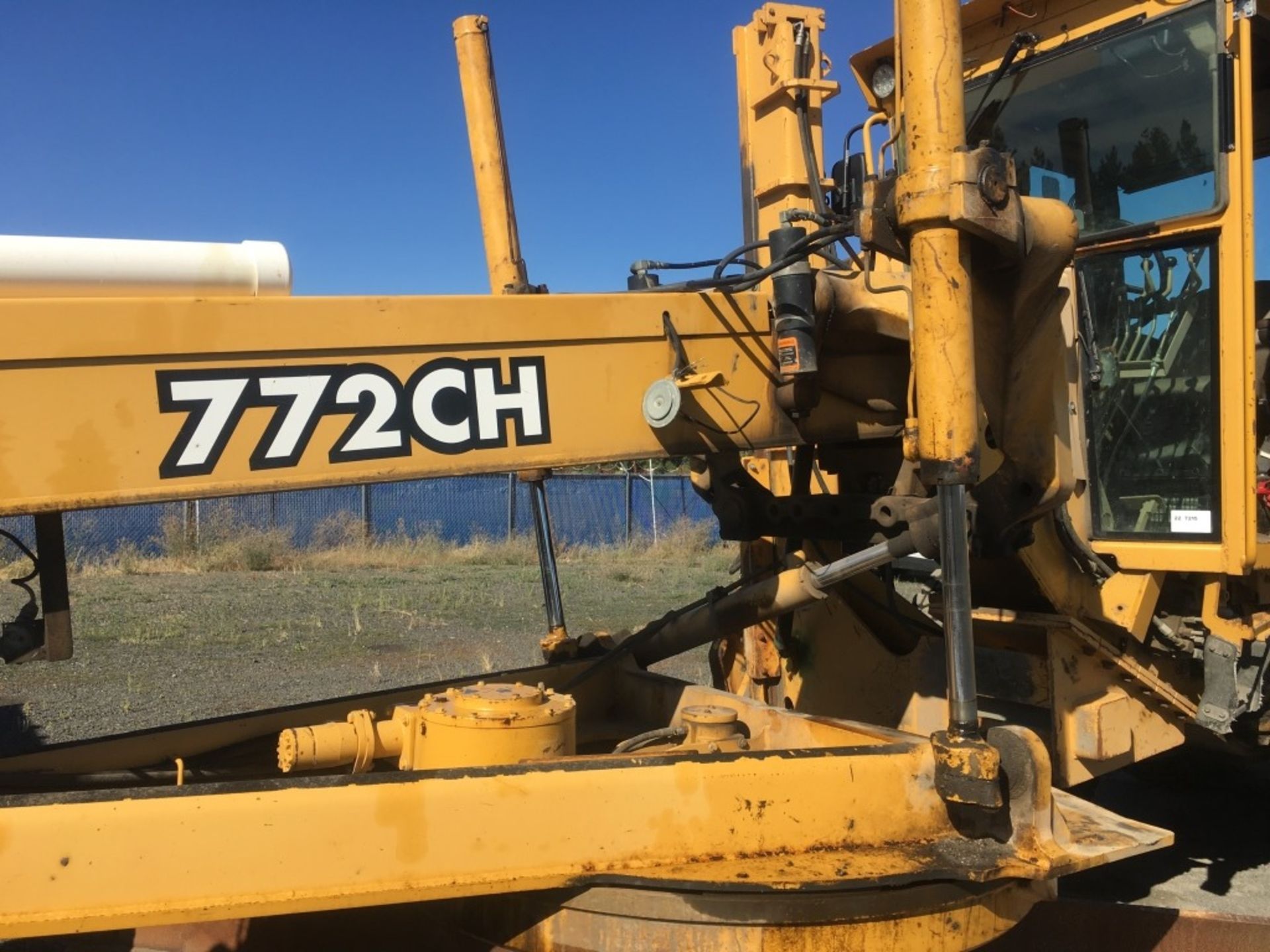 2001 John Deere 772CH Motor Grader - Image 18 of 32