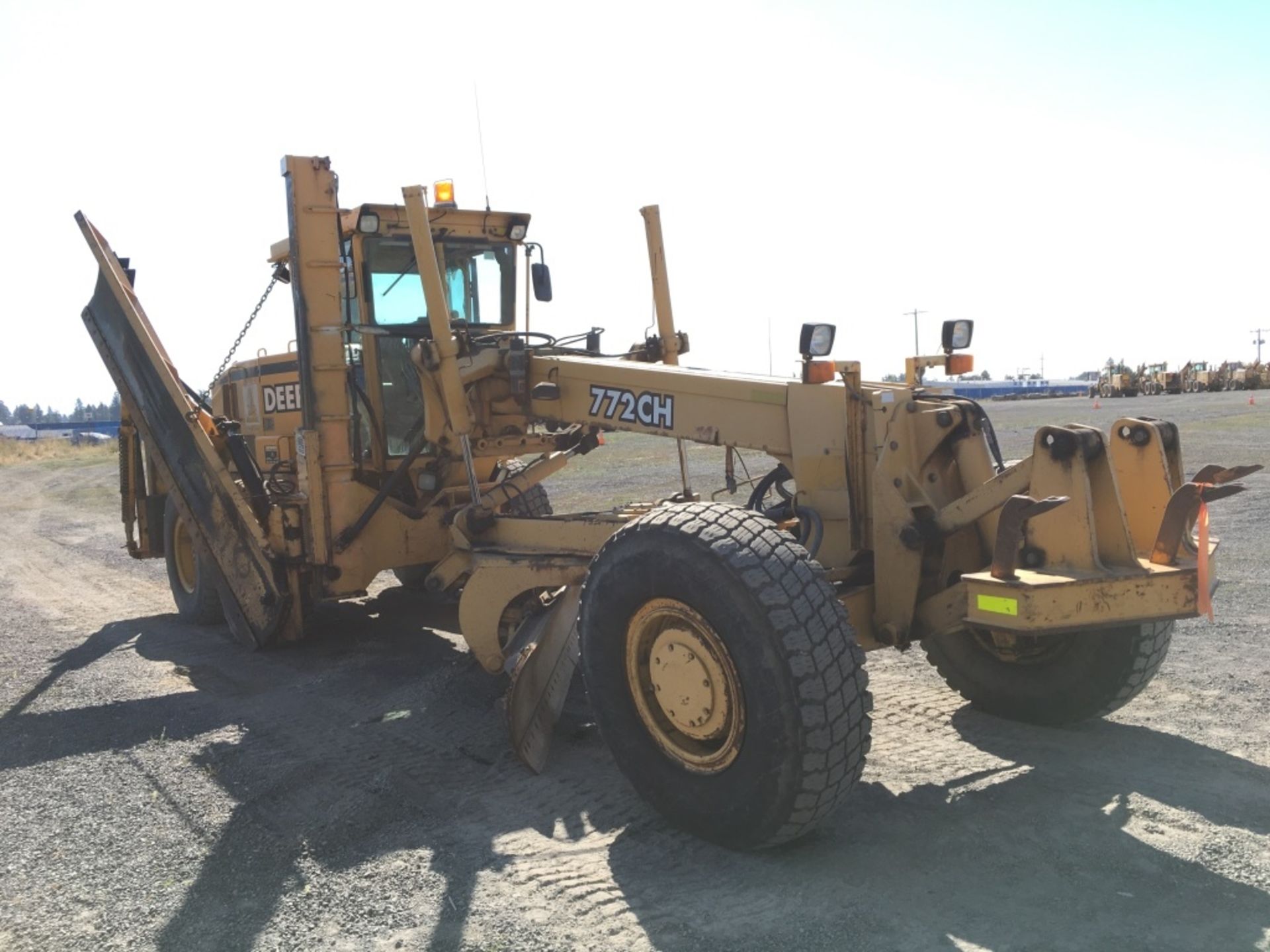 2001 John Deere 772CH Motor Grader - Image 6 of 32