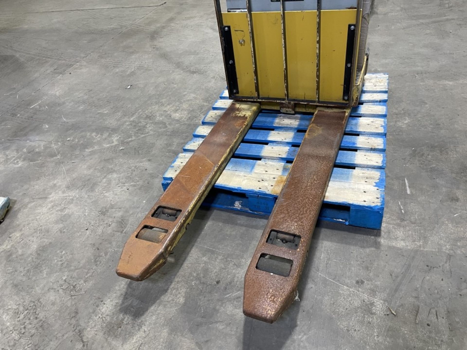 Yale MPW050 Pallet Jack - Image 5 of 11