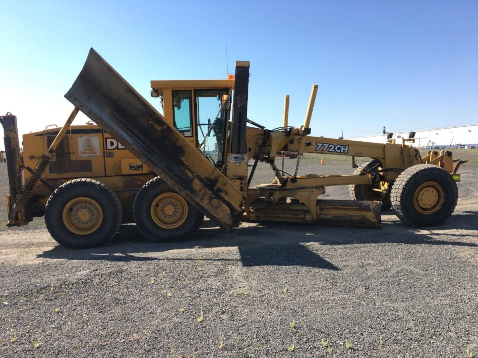 2001 John Deere 772CH Motor Grader - Image 5 of 32