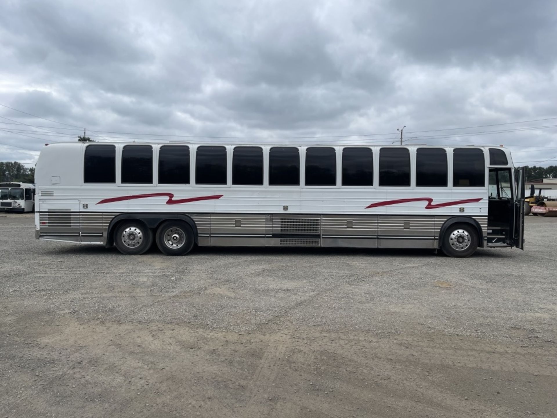 1997 Prevost Le Mirage XL Coach Bus - Image 2 of 26