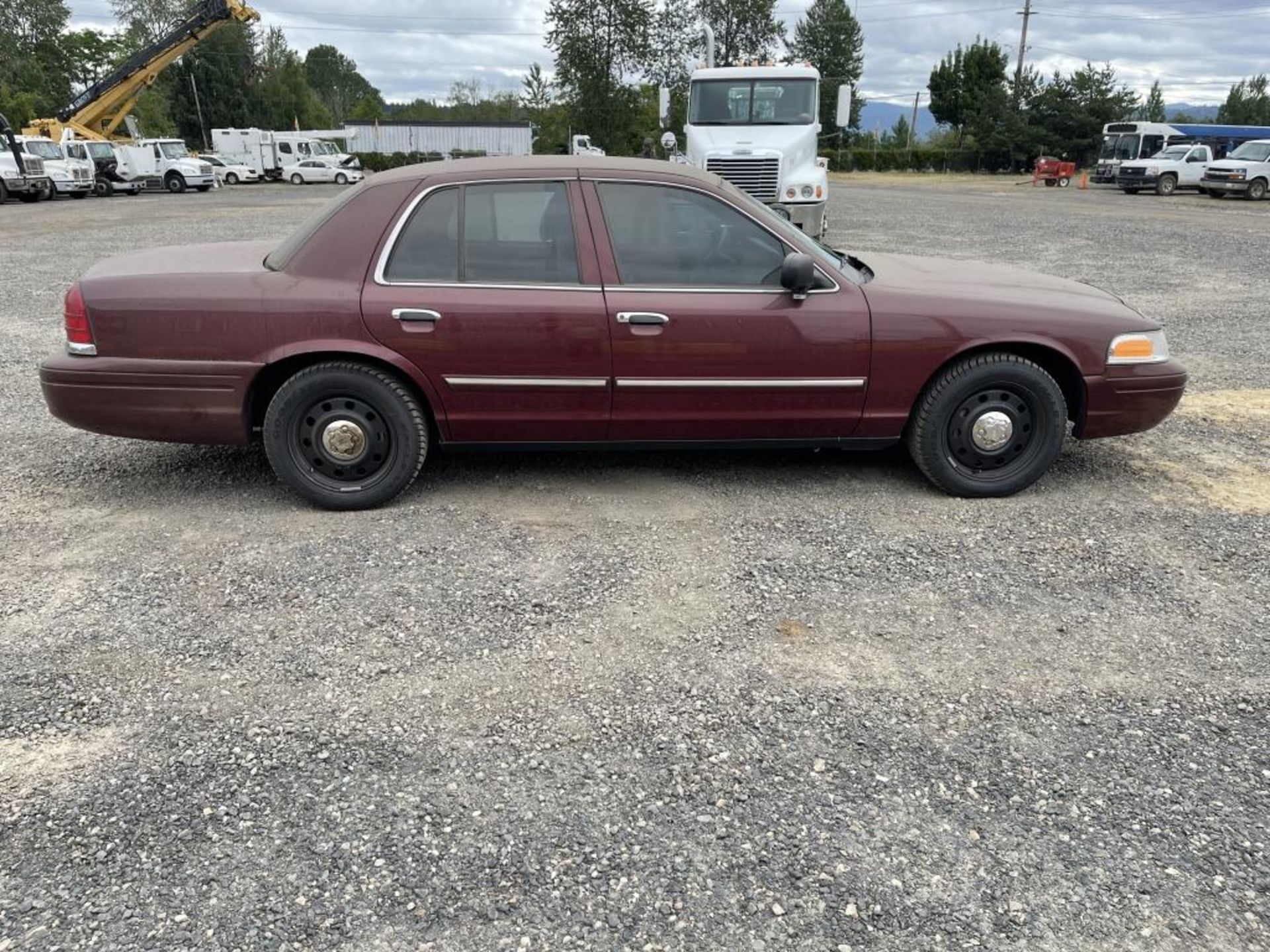 2011 Ford Crown Victoria Sedan - Image 2 of 23