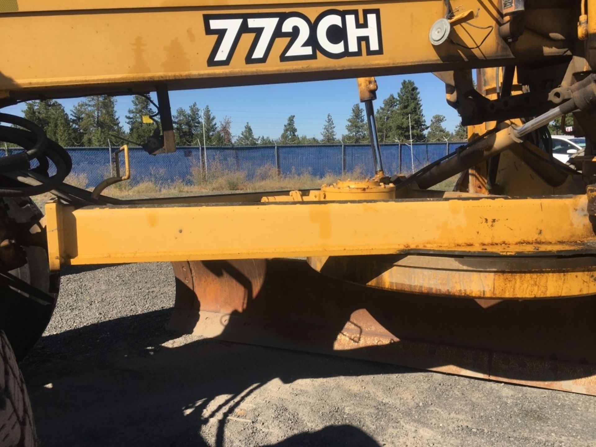 2001 John Deere 772CH Motor Grader - Image 21 of 32