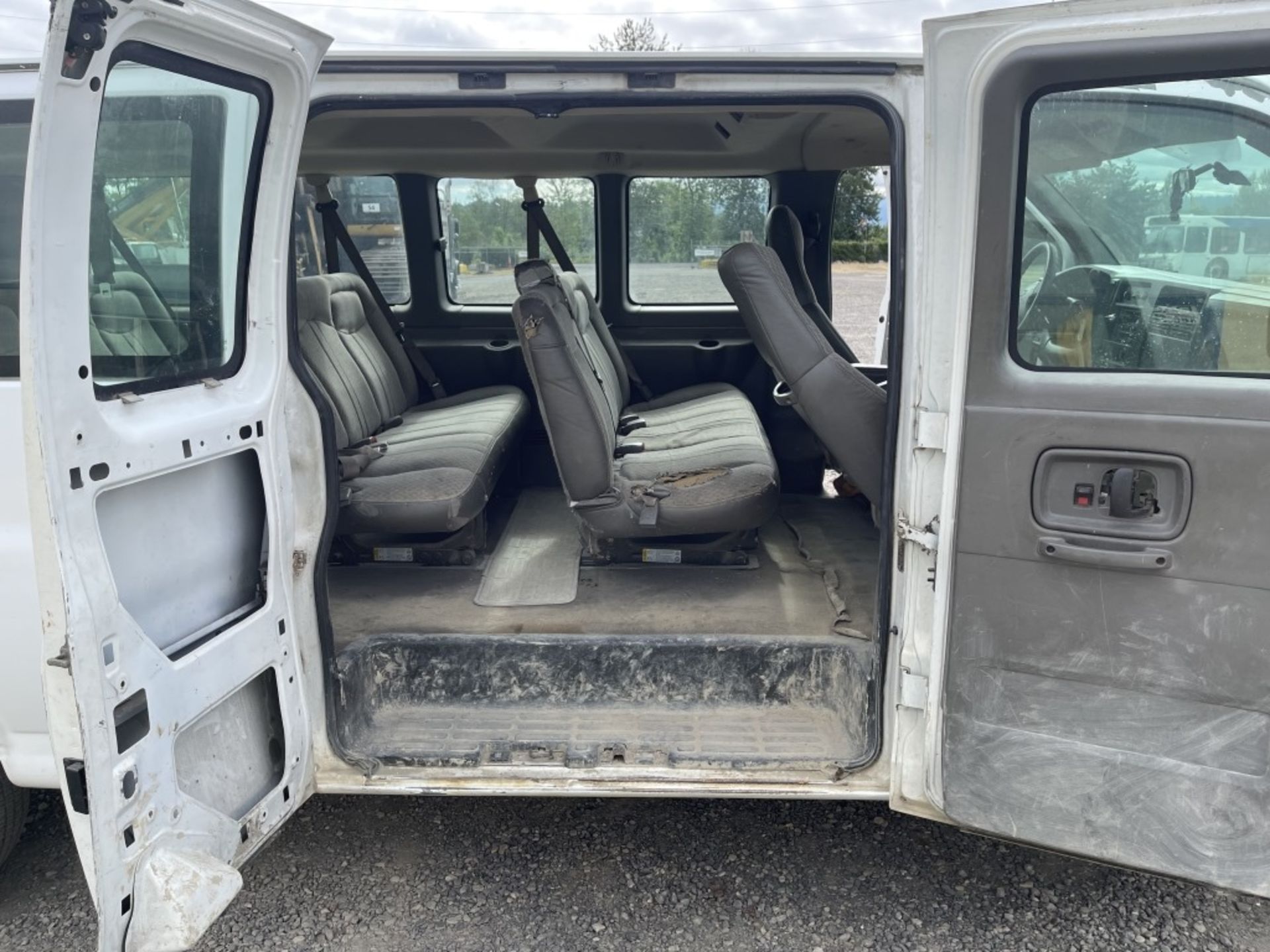 2007 Chevrolet Express Passenger Van - Image 11 of 21