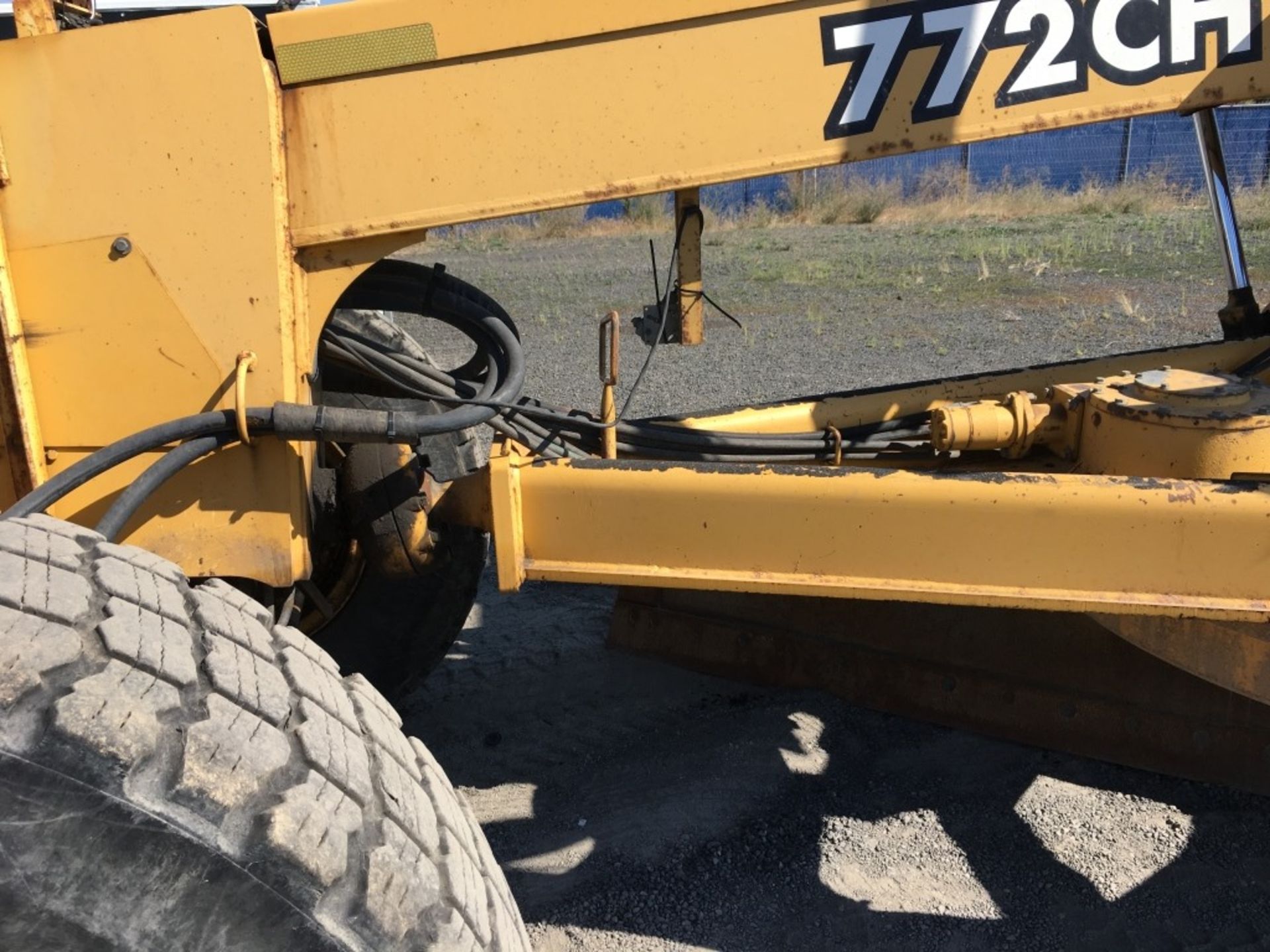 2001 John Deere 772CH Motor Grader - Image 18 of 32