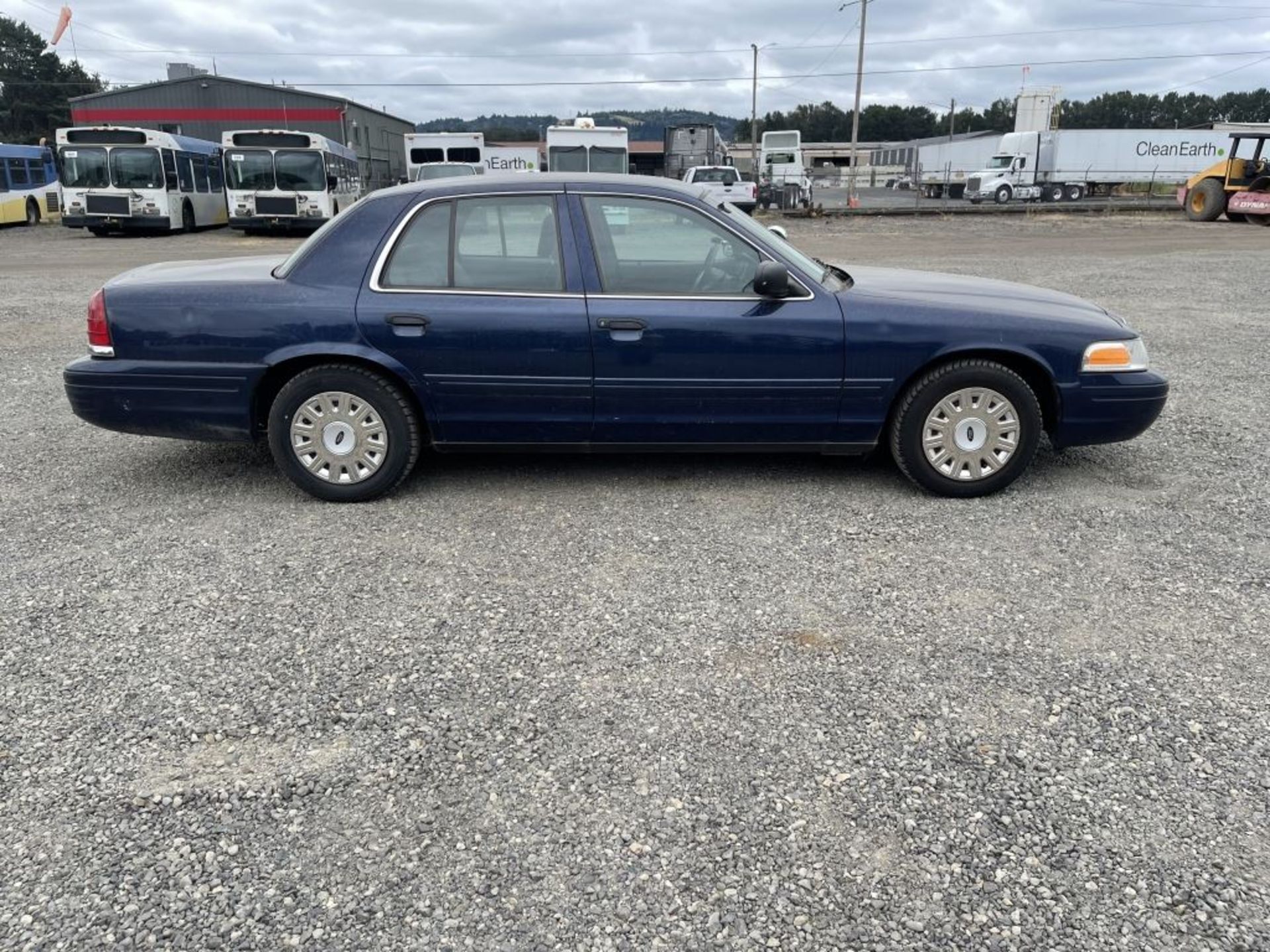 2004 Ford Crown Victoria Sedan - Image 2 of 21