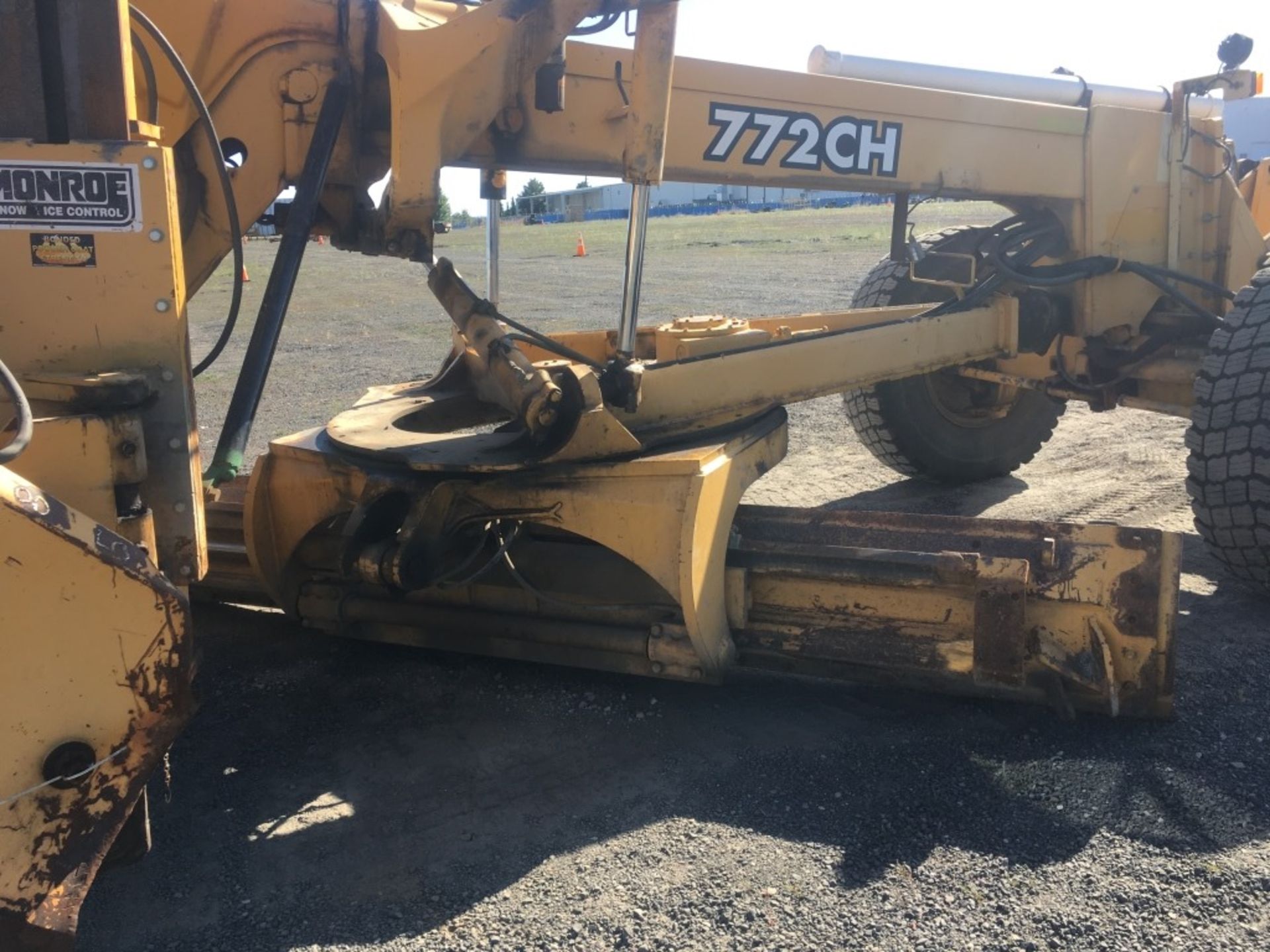 2001 John Deere 772CH Motor Grader - Image 27 of 32